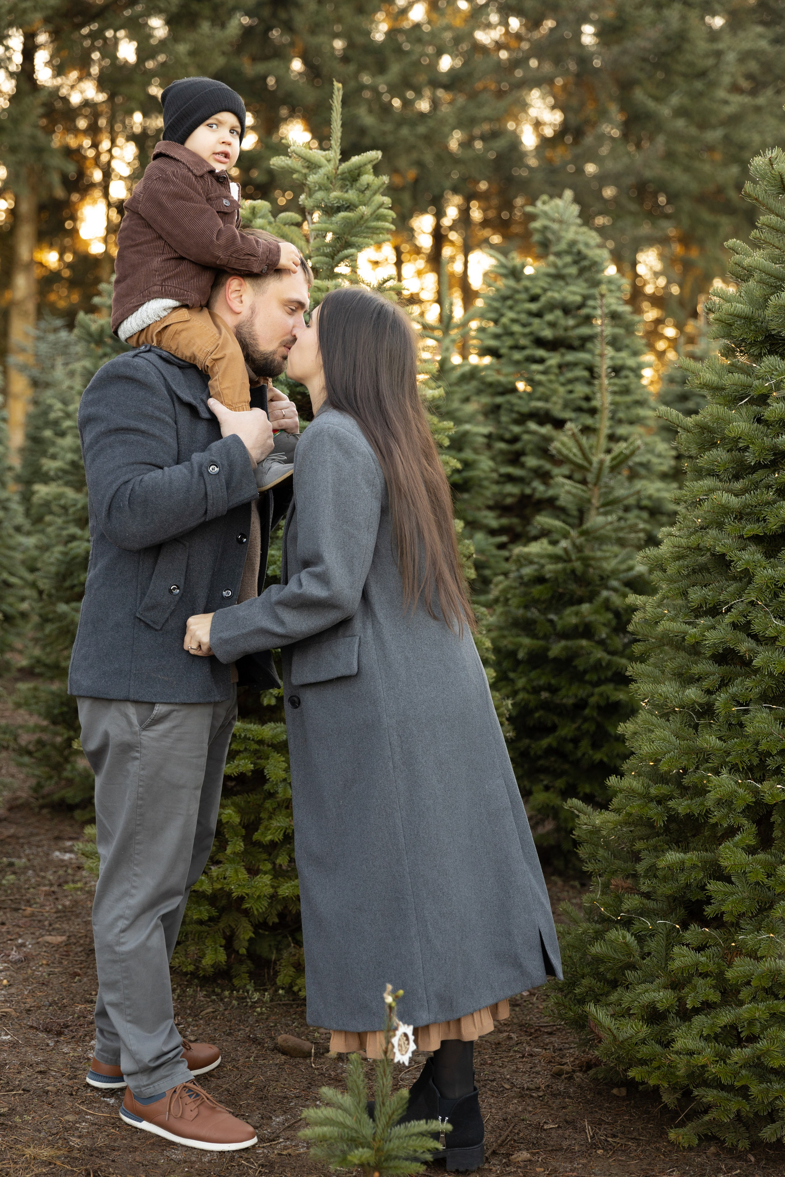 Christmas tree farm. Family and Wedding photographer