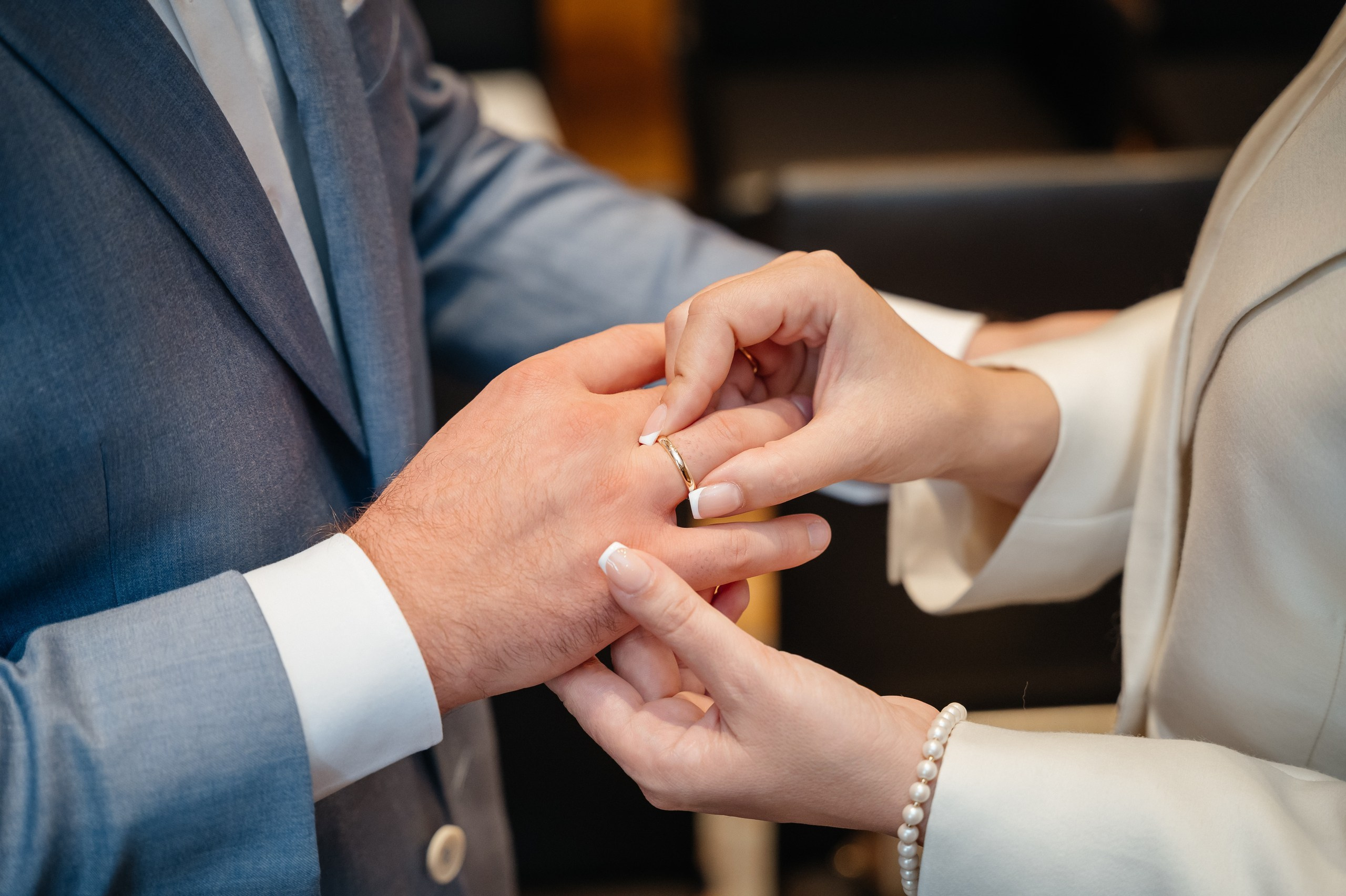 bride put on the ring 