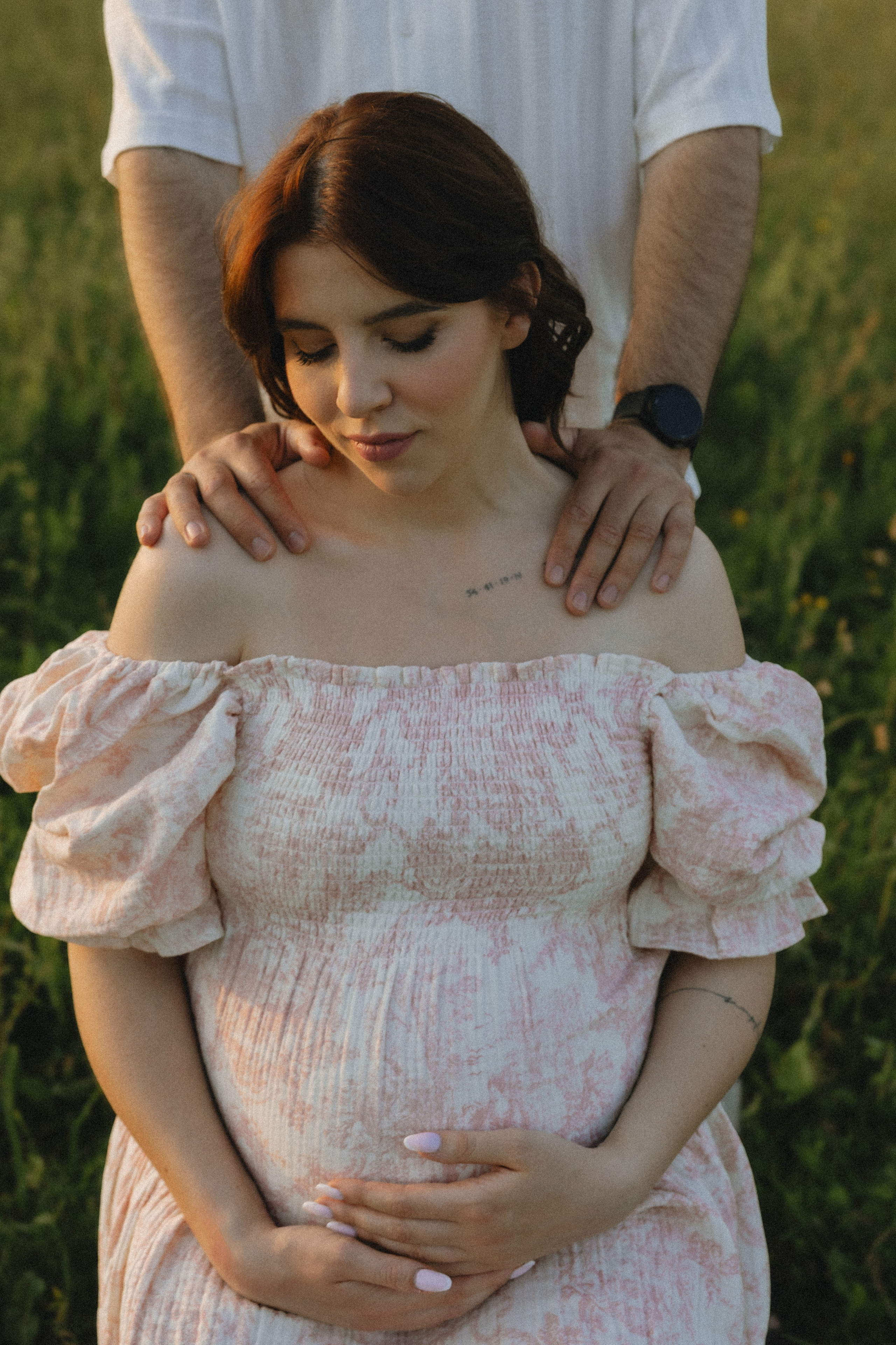 Lera & Maksim | laukimo fotosesija pievoje saulei besileidžiant. Vestuvių ir šeimų fotografė Lena Bondarenko / belove photo