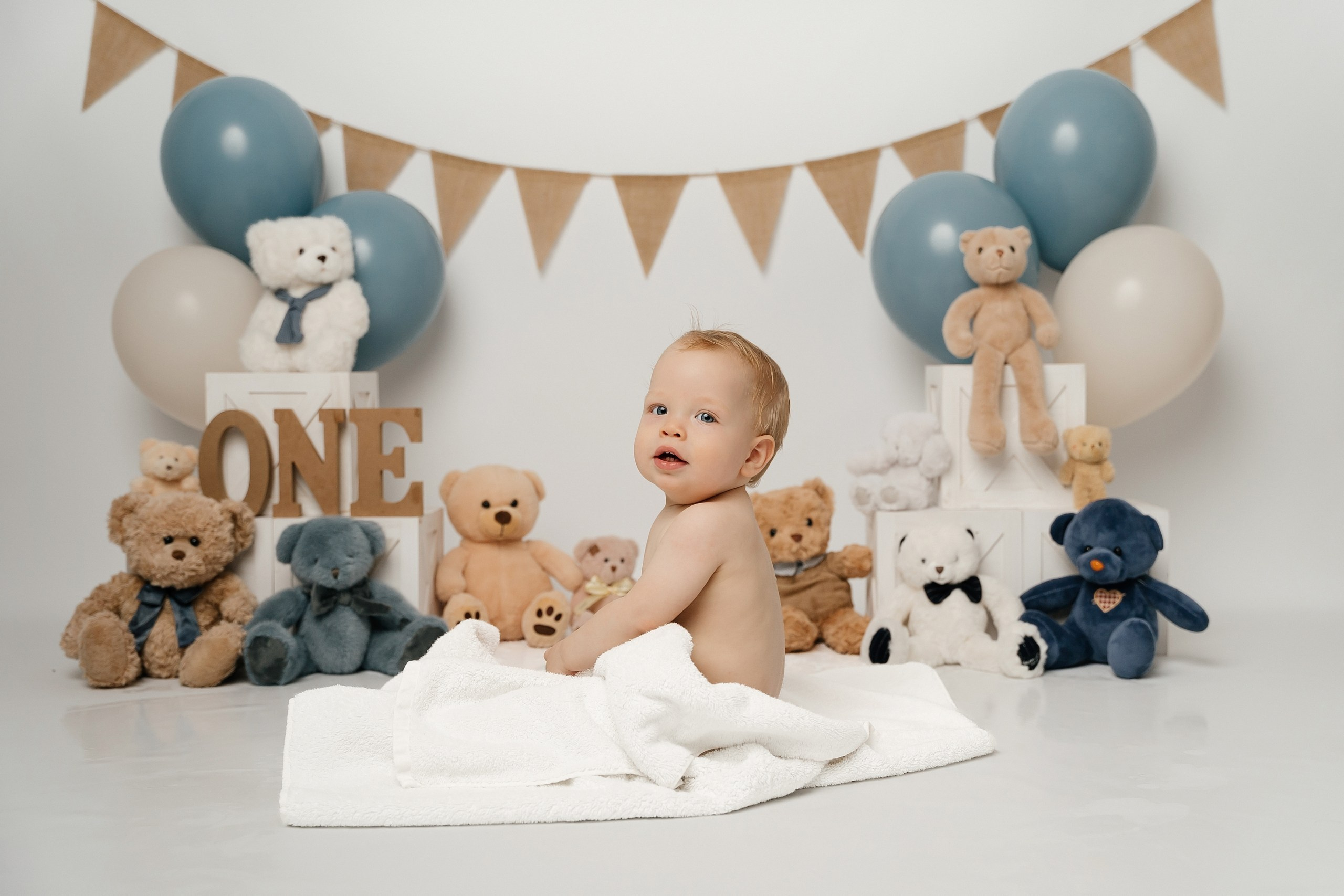First birthday cake smash session. Newborn and family photographer. Hills District. Sydney