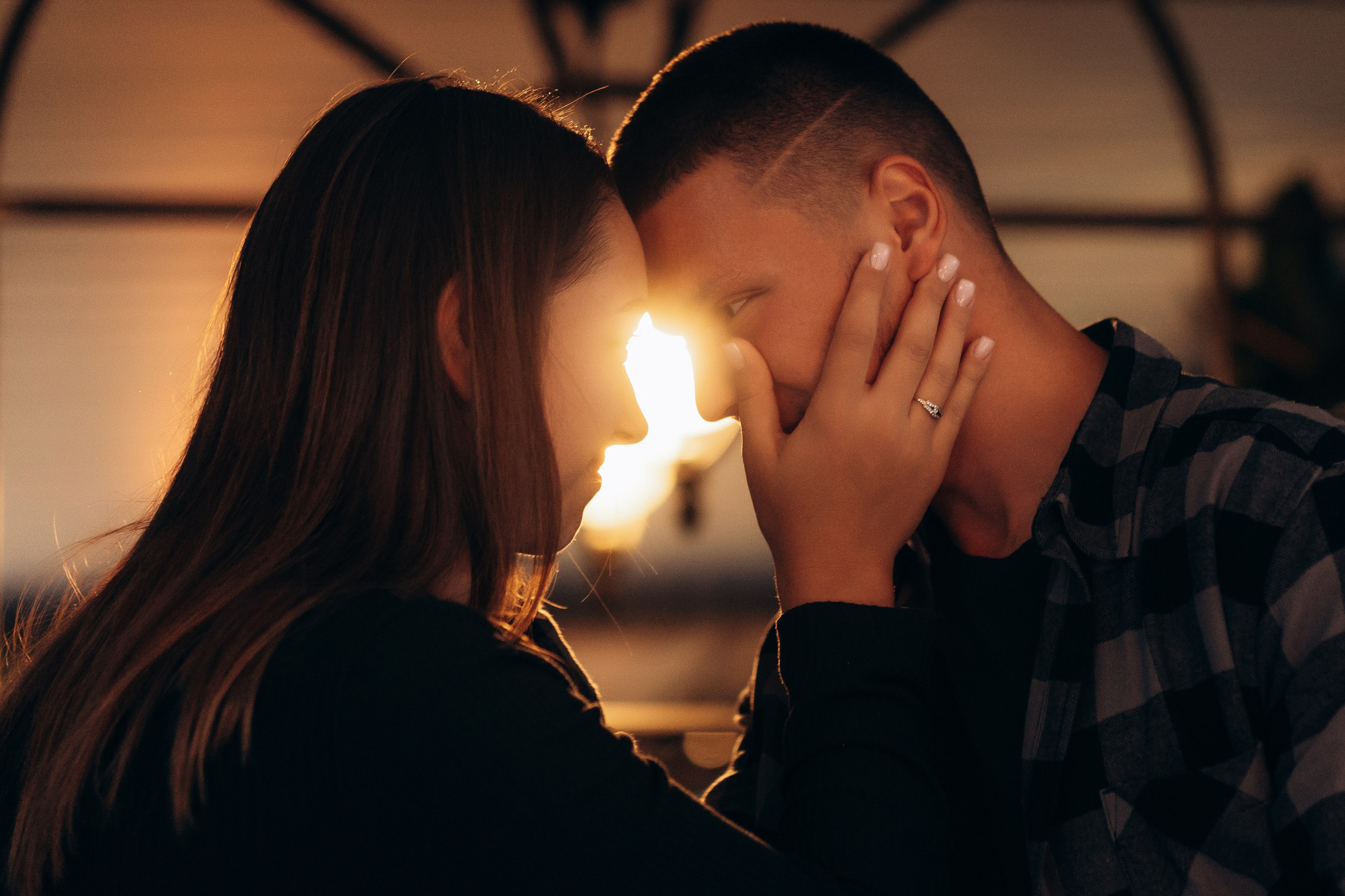 Sunset Embrace. Fotograf Katowice – sesje indywidualne, rodzinne, ślubne