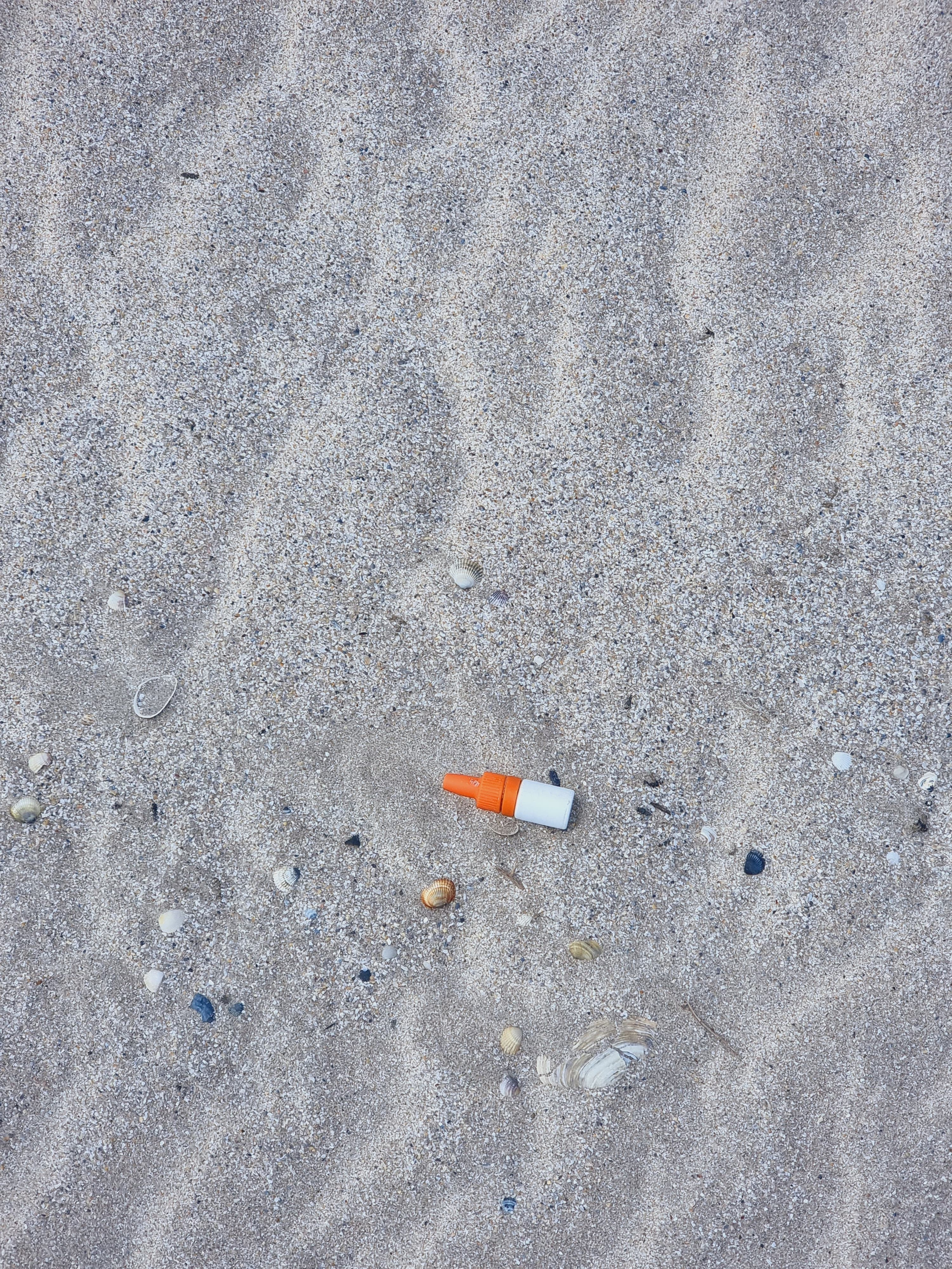 Bucati dintr-o drona Ucraineana gasite pe plaja Vadu