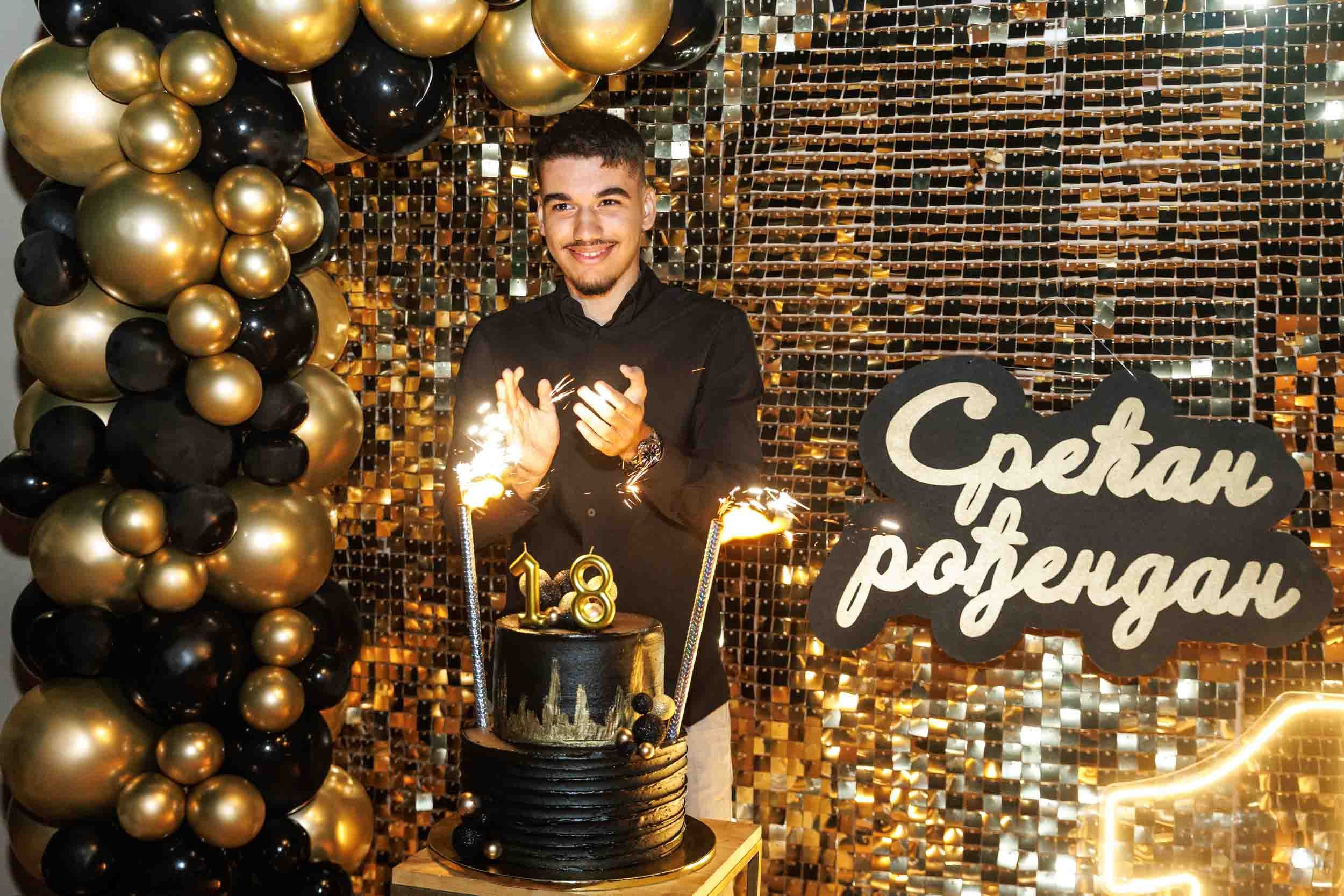 Slavljenik sa rođendanskom tortom i prskalicama, zabeležen trenutak slavlja i vrhunske atmosfere na 18. rođendanu u Novom Sadu.