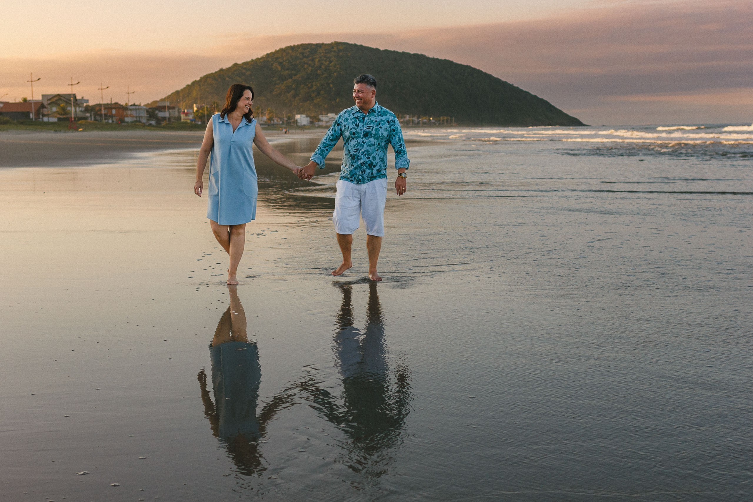 Ensaio pré-wedding na praia de São Francisco do Sul com luz natural