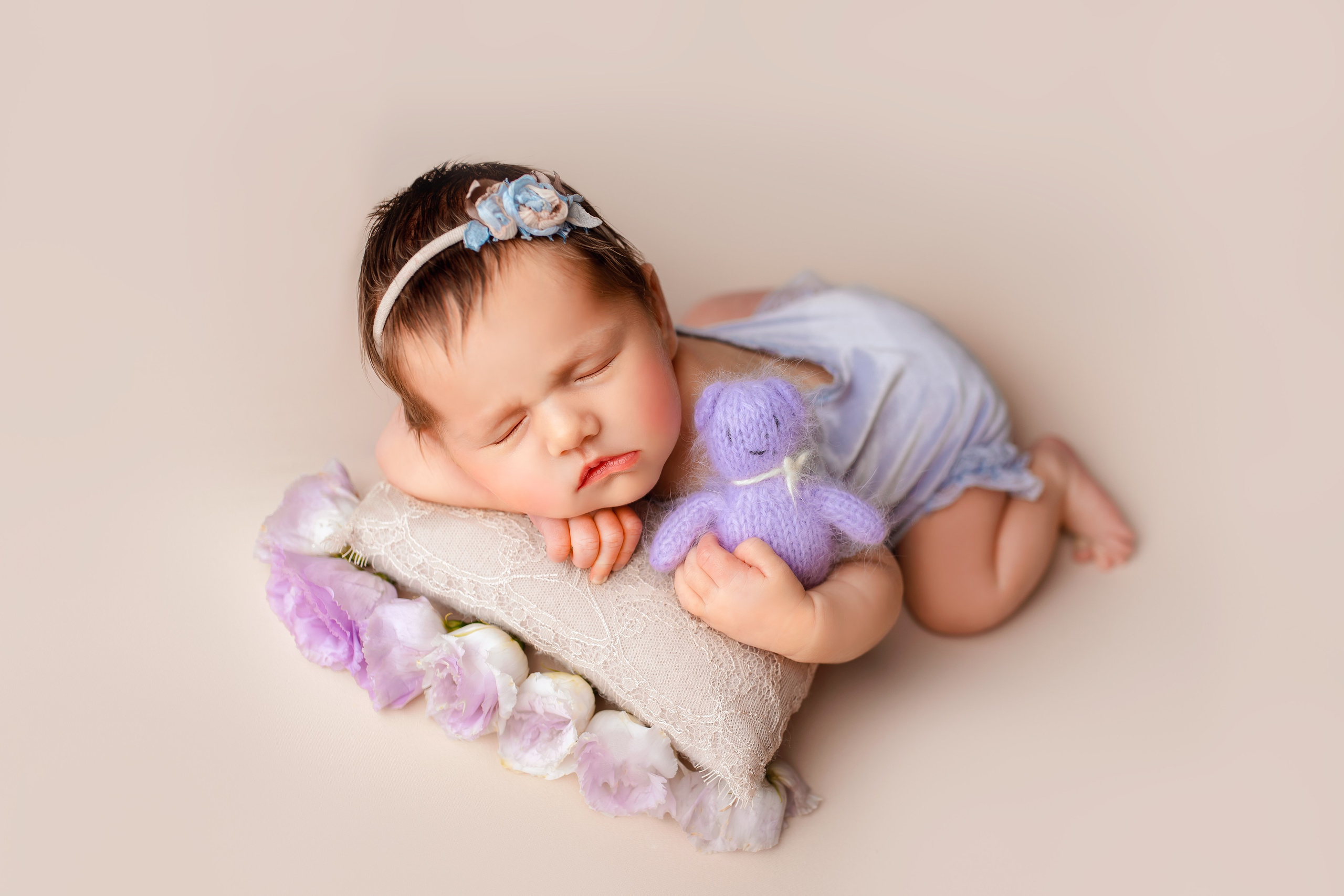 Newborn photoshoot. Newborn photographer and Photography Educator in Prague Yana Stelmakh