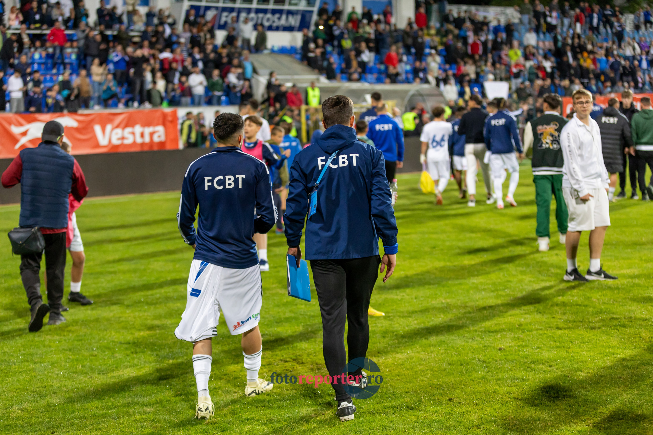 Galerie Foto: FC Botoșani vs. CS Mioveni - Pe 17 mai 2024, am fost martorii unei partide incredibile între FC Botoșani și CS Mioveni, în prima manșă a barajului pentru evitarea retrogradării. În fața unui stadion plin de emoție și speranță, echipa noastră a obținut o victorie importantă, cu un gol marcat de Aldair în minutul 93. 💪 *FC Botoșani 1-0 CS Mioveni*⚽️ Urmăriți momentele cheie ale meciului și bucuria suporterilor în această galerie foto! Pregătiți-vă pentru meciul de retur de pe 24 mai, când vom lupta din nou pentru a rămâne în prima ligă.#FCBotoșani #CSMioveni #BarajRetrogradare #ForzaBotoșani 