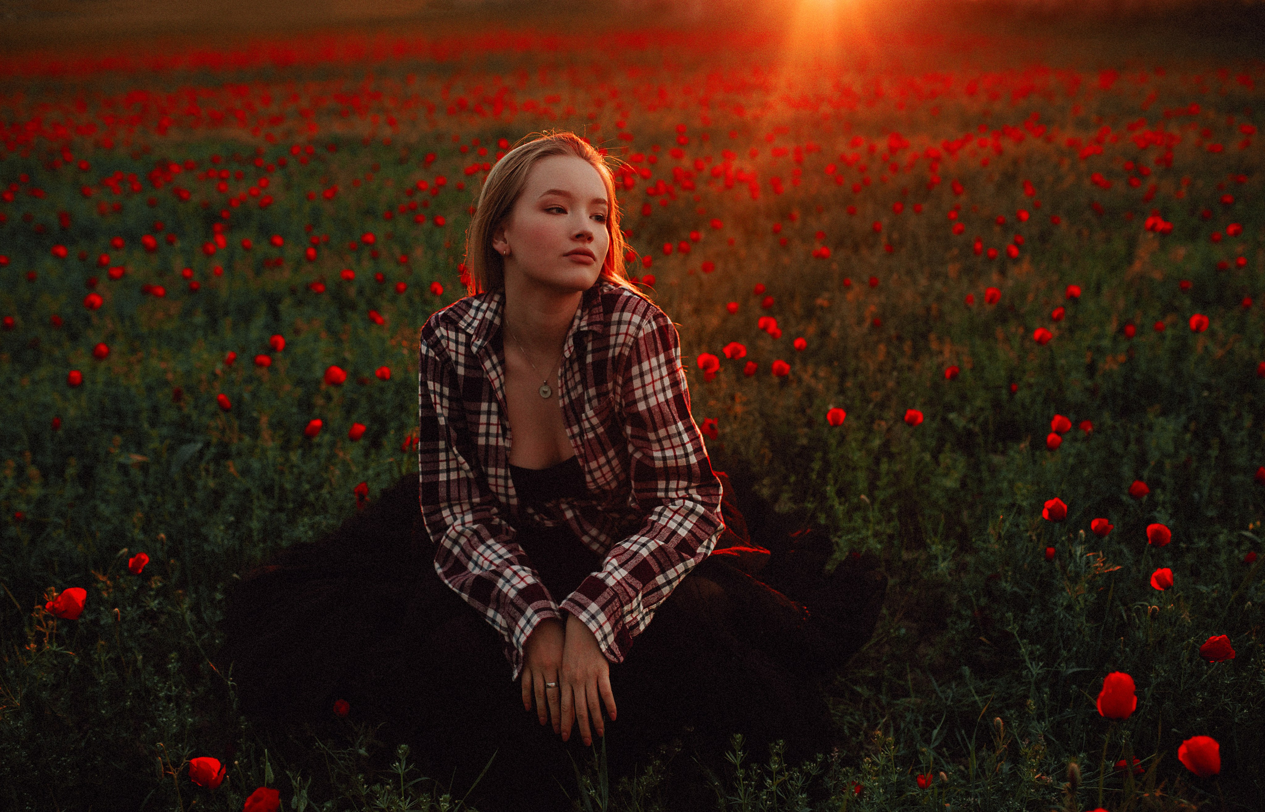 В маках. Валерия Вартанова. Фотограф