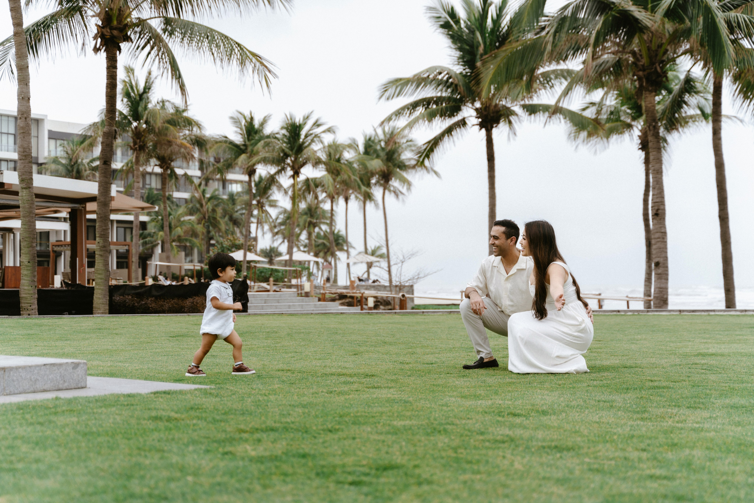 семейная пара фотографируется на отдыхе в Дананге 