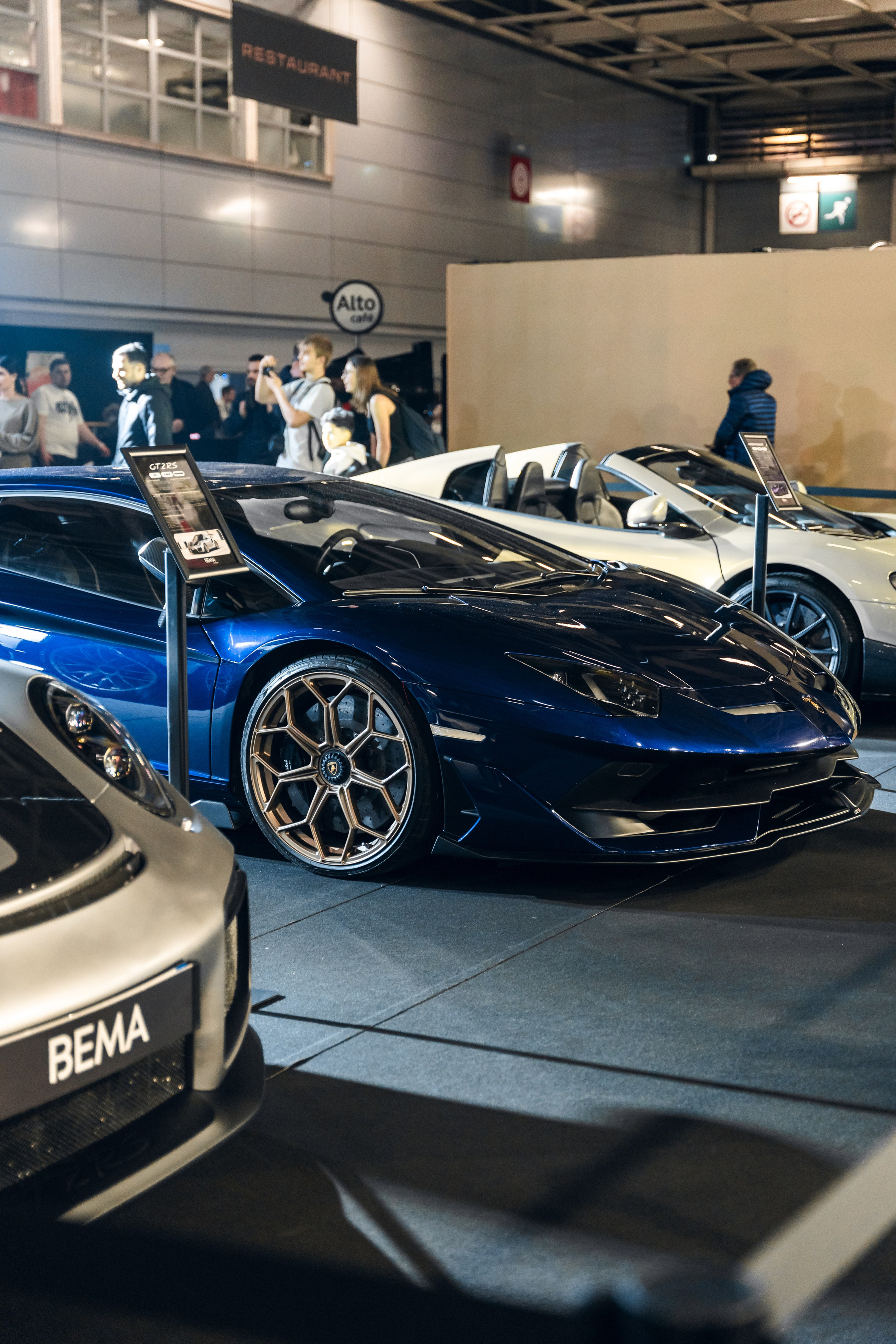 Retromobile 2026. Photographe de voitures à Paris — Vitalii Motruk