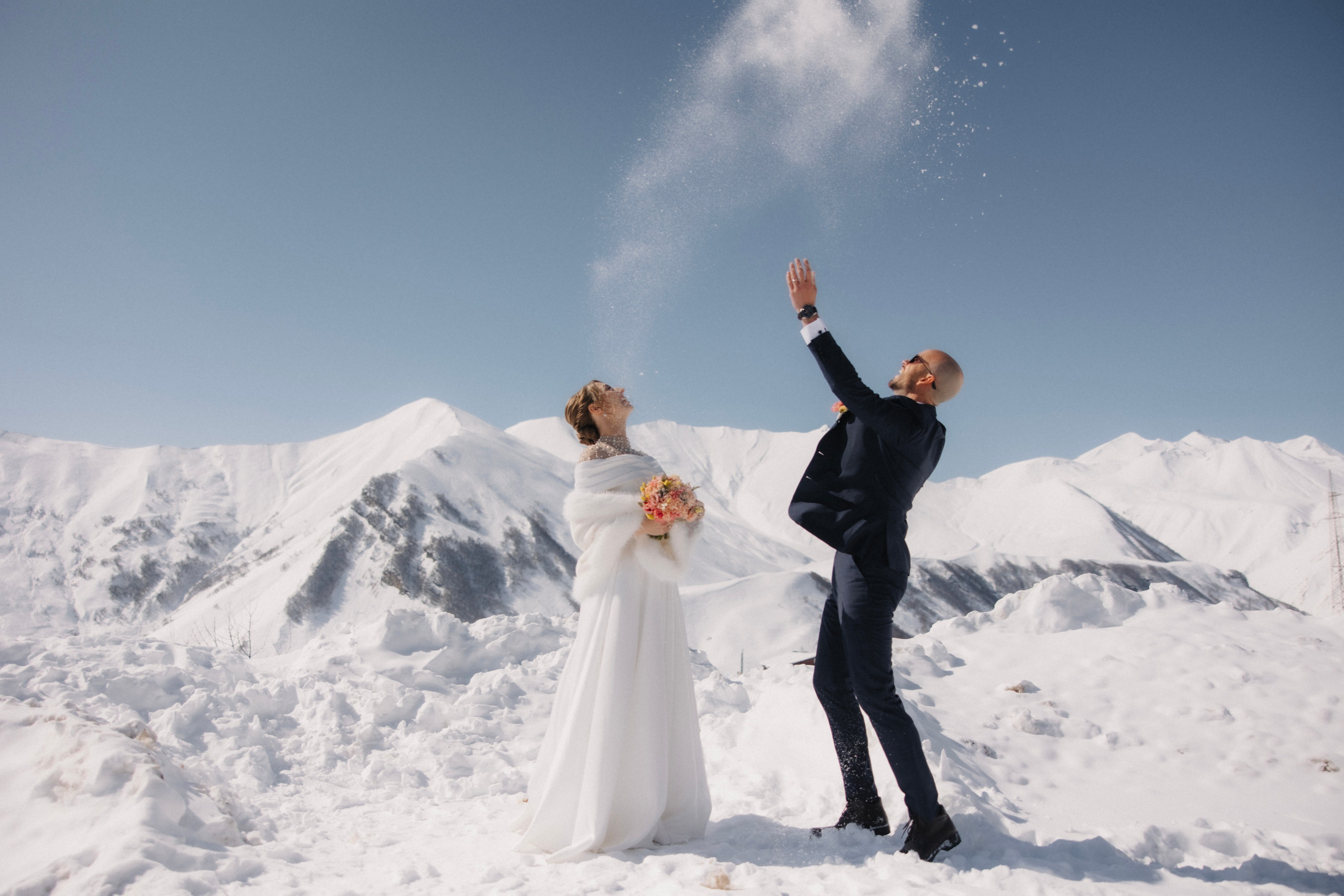 Love in winter mountains. Wedding photographer in Tbilisi Ioseb Mamniashvili