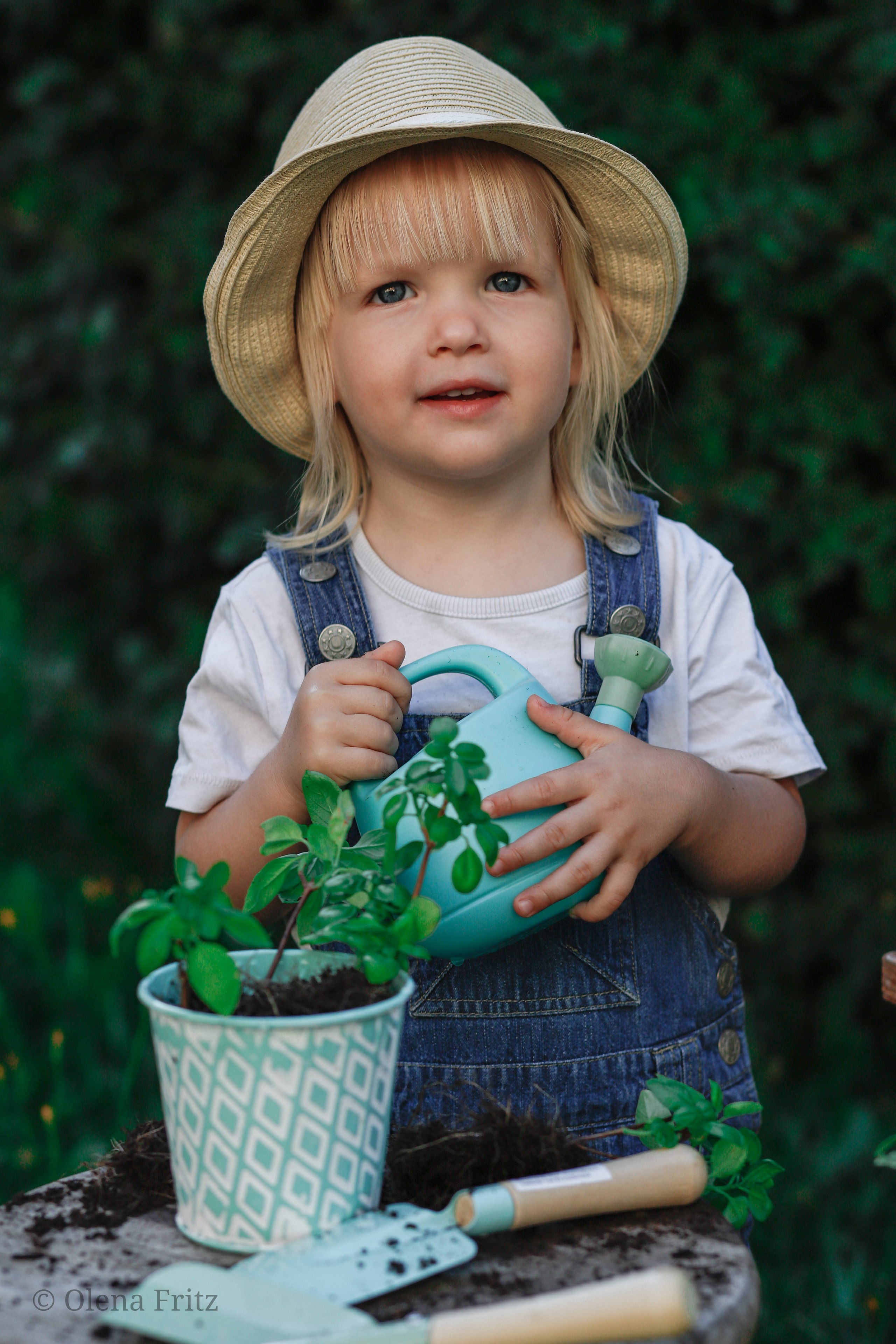 Mädchen im Garten. Olena Fritz Fotografie