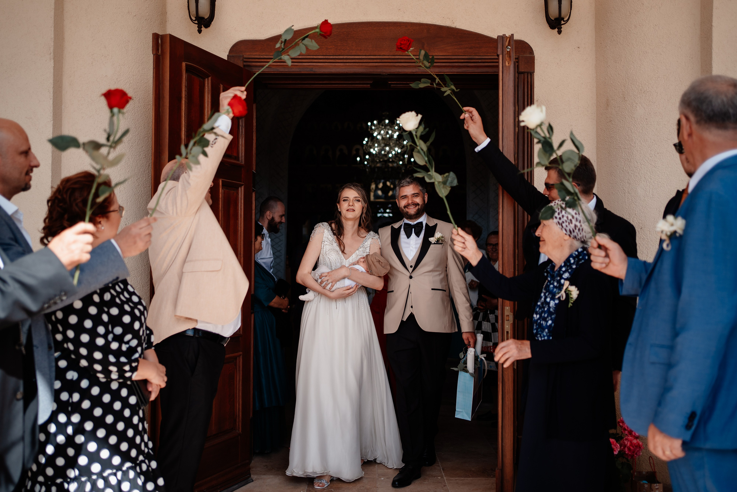 Moment emoționant între miri în ziua nunții, surprins într-un cadru natural și romantic, la Grădina Lahovari. Fotografie de nuntă profesională, editată artistic pentru a evidenția emoția și eleganța evenimentului.