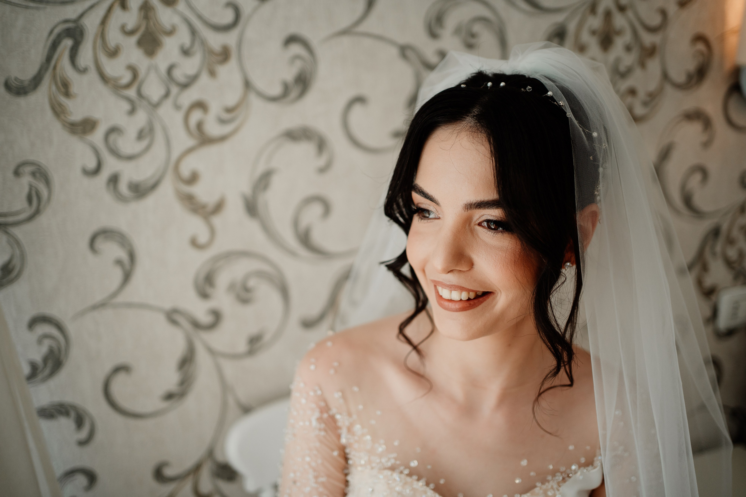 Moment emoționant între miri în ziua nunții, surprins într-un cadru natural și romantic, la Drobeta Turnu Severin. Fotografie de nuntă profesională, editată artistic pentru a evidenția emoția și eleganța evenimentului.