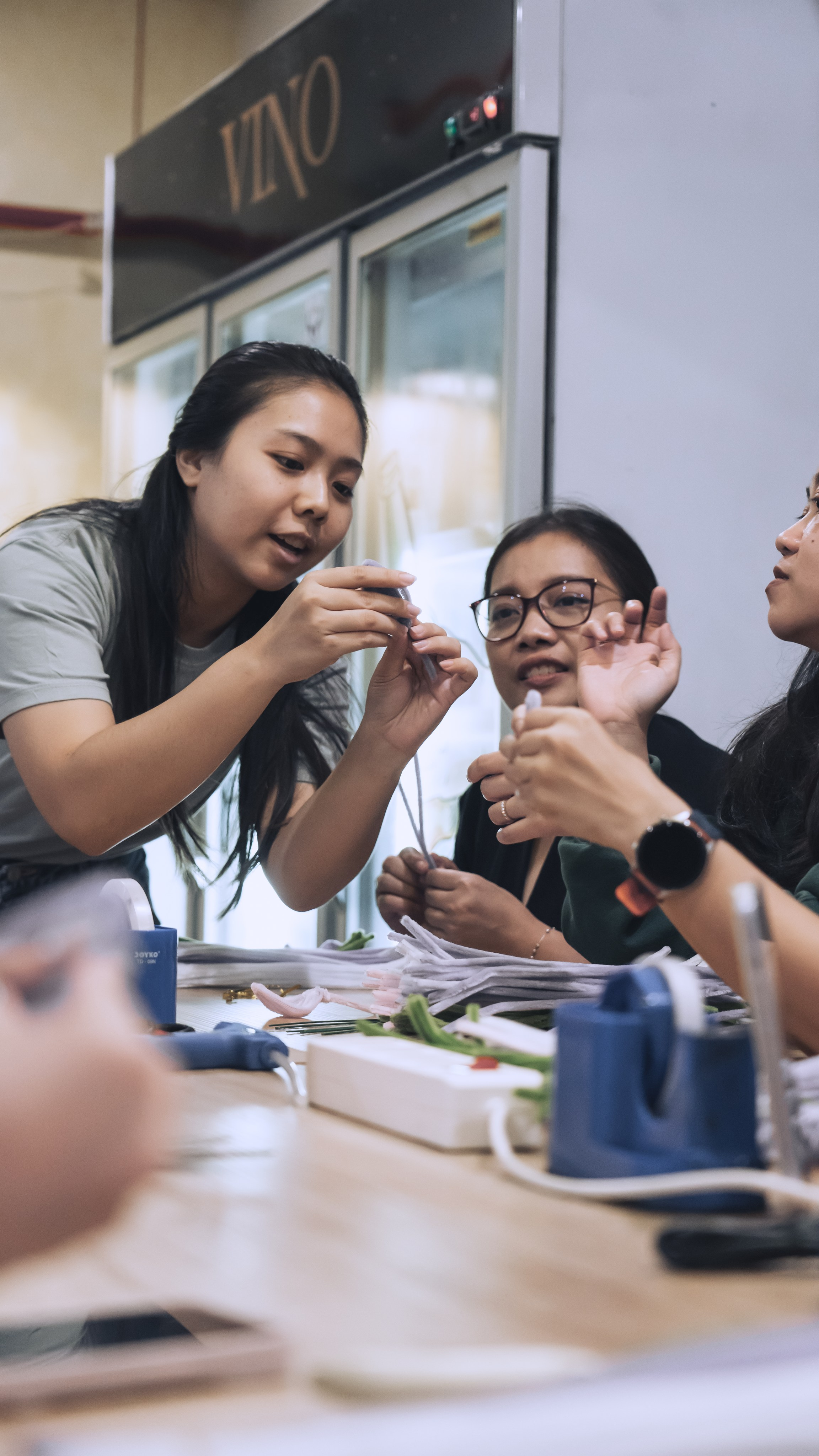 Pipe Cleaner Flower Workshop. Aro Salaka Event Photography