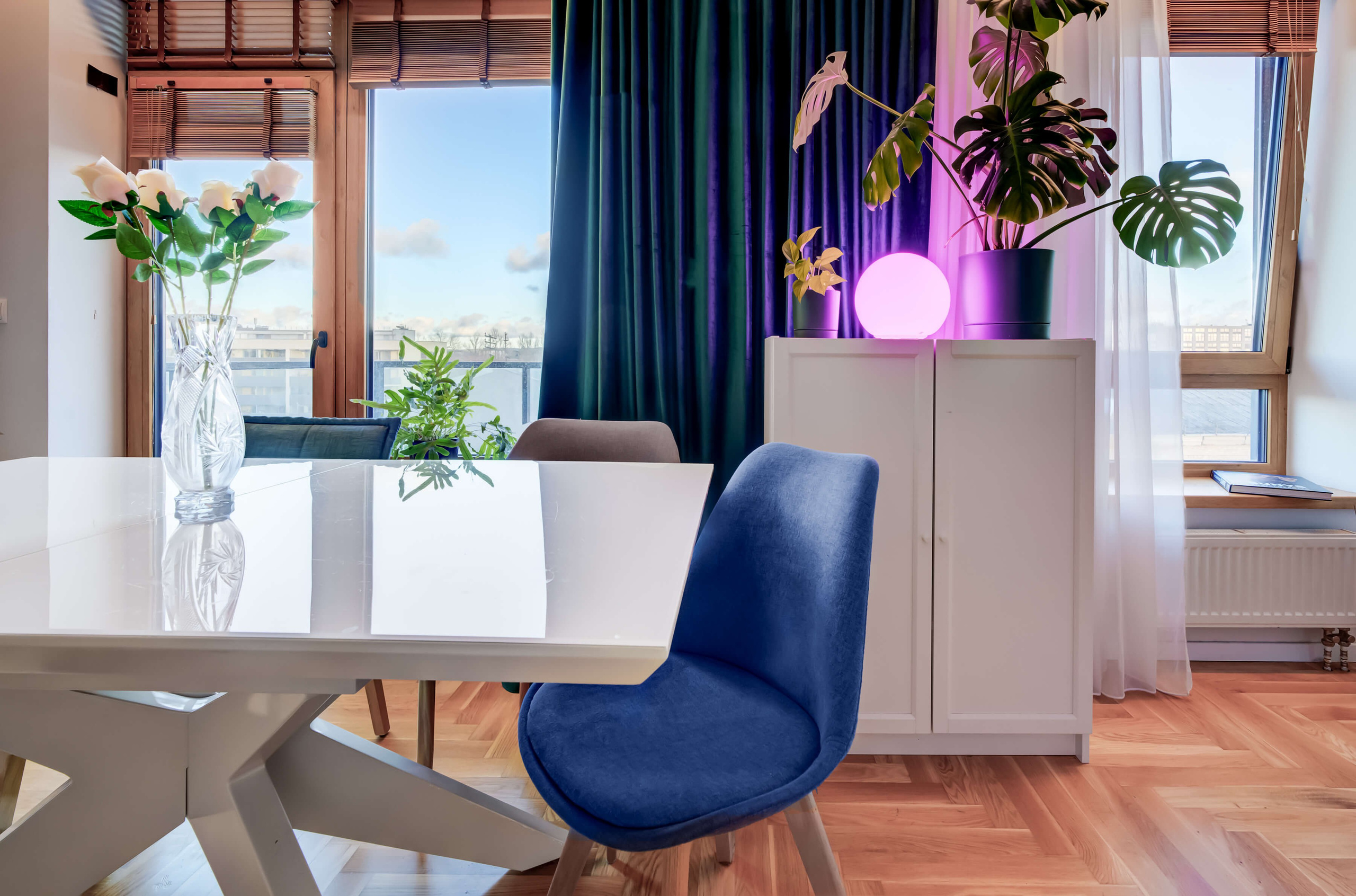 Vakarinis vibe’as: spalvotas LED, stilingas žibintas ir tropiniai augalai prie panoraminio lango – Instagramas pavydi