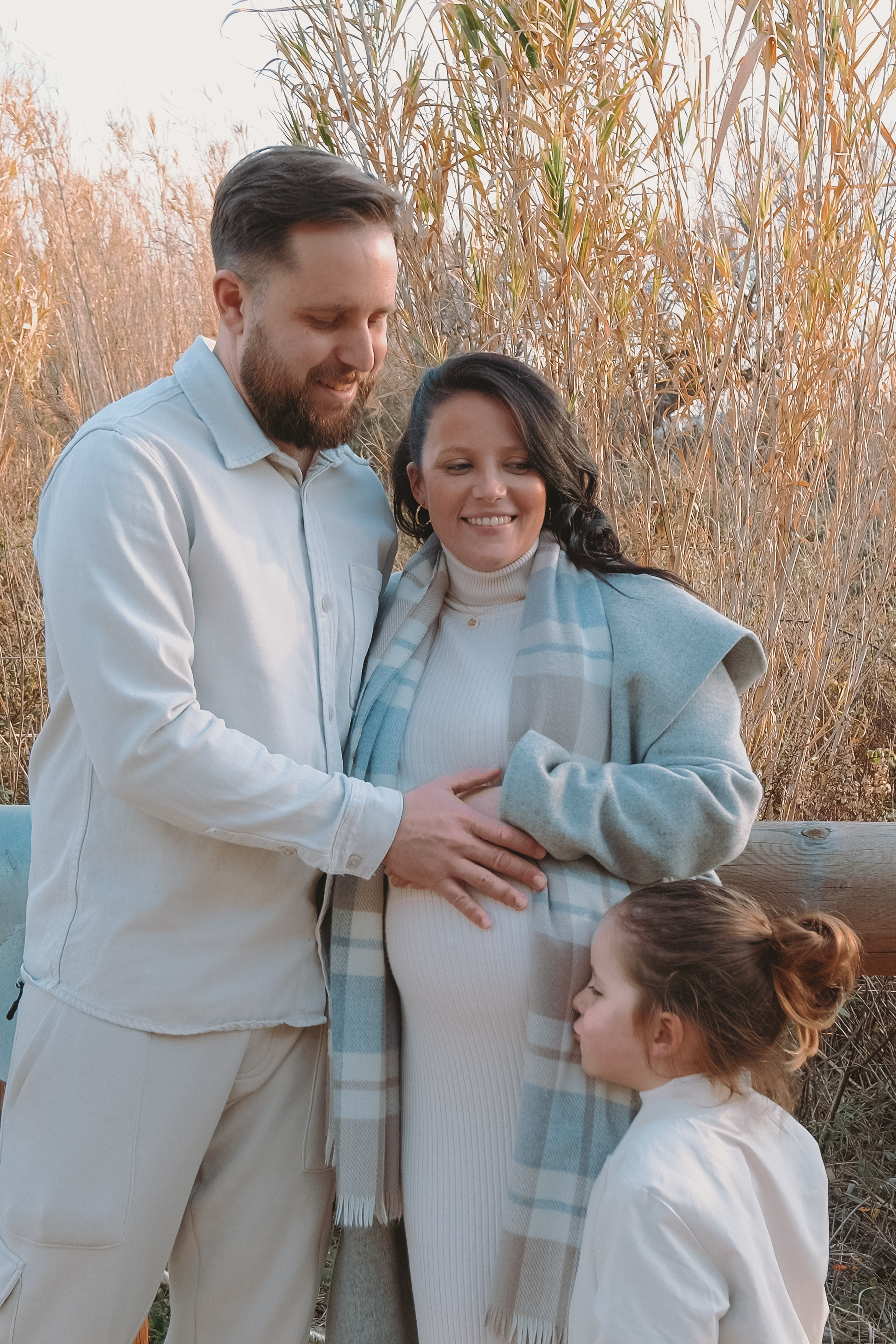 Sesión familiar embarazo. Fotografía profesional en Calafell - Elena Medvedeva