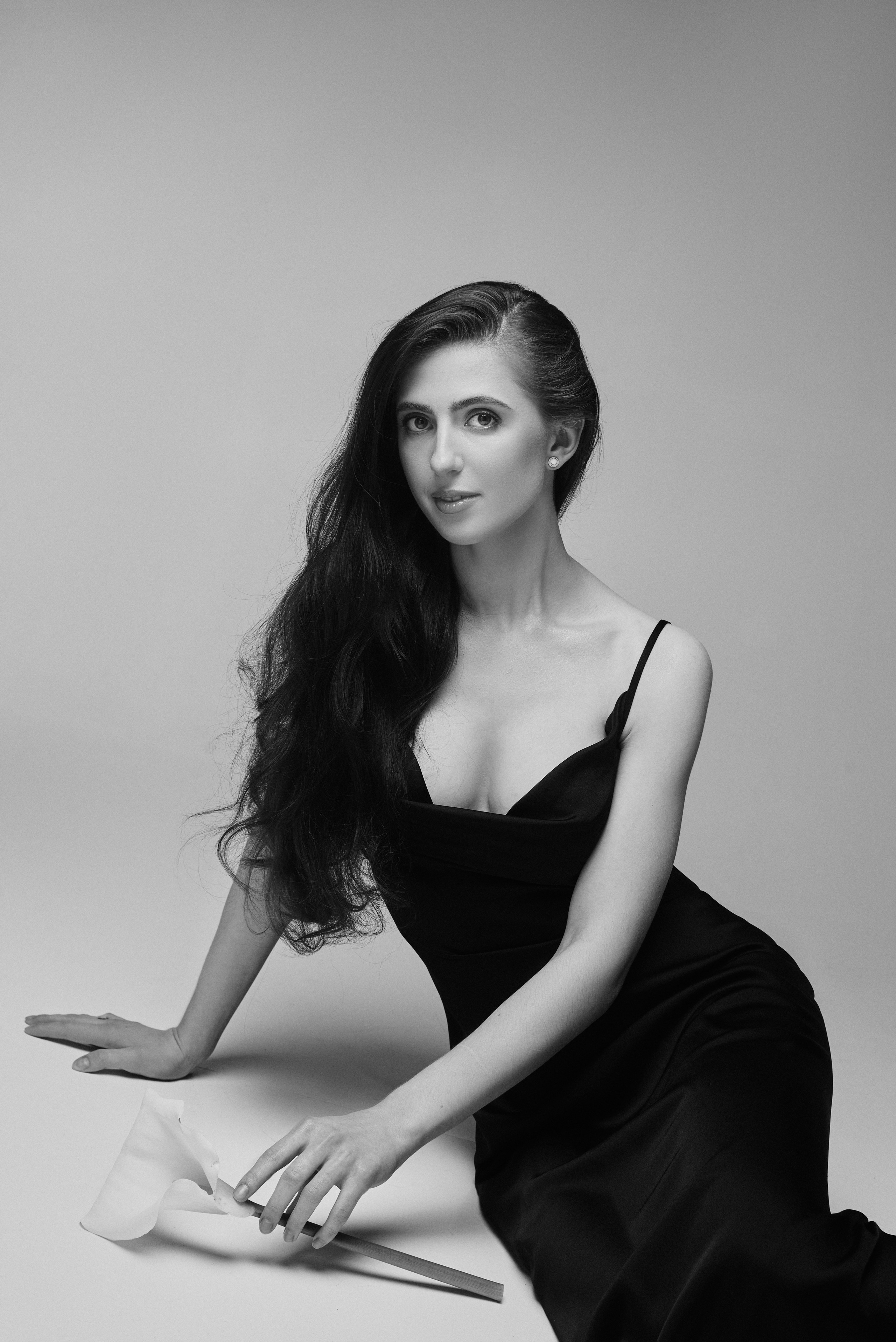 Czarno-biały portret kobiety – klasyczna elegancja i ponadczasowy styl w artystycznej fotografi