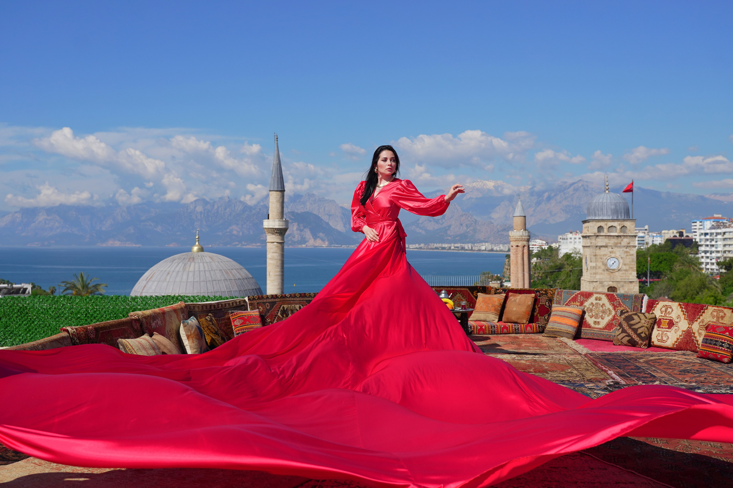 Фотосессия в летящих платьях на крыше