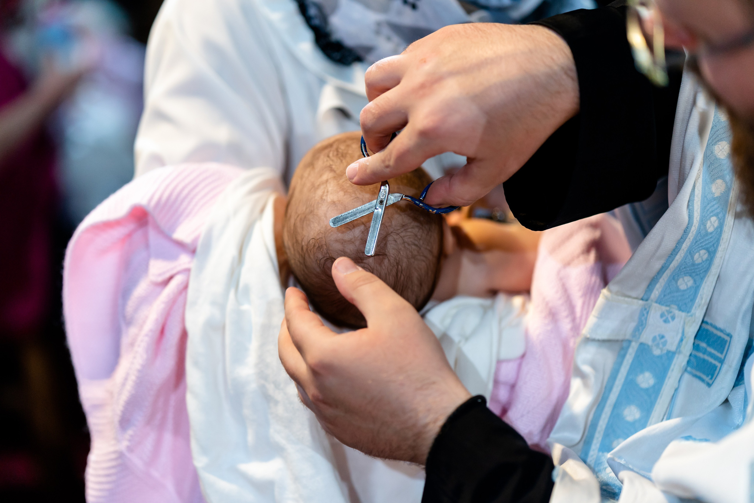 “Bebeluș botezat în biserică, ținut în brațe de nași”	•	“Detaliu cu lumânarea de botez decorată cu flori albe”	•	“Părinți emoționați alături de copilul lor la ceremonia de botez”	•	“Masa festivă de botez cu decor tematic și tort personalizat”	•	“Momentul în care preotul toarnă apă sfințită pe fruntea bebelușului”	“Bebeluș în rochie albă de botez, zâmbind în brațele mamei”	•	“Detaliu cu cruciulița de botez așezată pe o pernă de satin”	•	“Părinți și nași aprinzând lumânările în timpul ceremoniei de botez”	•	“Tort de botez decorat cu figurine tematice și numele copilului”	•	“Copil botezat dormind liniștit în pătuțul decorat festiv”	•	“Momentul în care preotul binecuvântează copilul în fața altarului”	•	“Invitați adunându-se în jurul mesei festive la petrecerea de botez”	•	“Bebeluș ținând în mână o jucărie personalizată primită la botez”	•	“Familie fericită pozând împreună după ceremonia de botez”	•	“Decor tematic cu baloane și flori la locația petrecerii de botez” fotograf Botoșani fotograf evenimente fotograf botez Alin Chirila fotograf alinofotostudio,- Preotul ținându-l pe micuțul Mathias Gabriel la botez, în biserica Înălțarea Domnului, Copălău  - Detalii de la botezul lui Mathias – lumânare, trusou și icoană  - Familia lui Mathias Gabriel alături de micuț, în ziua botezului  - Portret emoționant cu mama și bebelușul în brațe, în biserică,fotograf profesionist evenimente Botoșani, Iași, Suceava, Fălticeni, Bacău, Pașcani, Roman - AlinoFotoStudio by Alin Chirilă - servicii foto nuntă, botez, cununie, ședințe foto creative, albume personalizate, fotografii emoționante și calitative pentru cele mai importante momente din viață,fotograf nuntă Botoșani Alin Chirilă,  ședință foto botez Iași - AlinoFotoStudio,  servicii fotograf profesionist evenimente Suceava,  fotograf cununie civilă Fălticeni - Alin Chirilă,  album foto nuntă personalizat Bacău.“Bebeluș botezat în biserică, ținut în brațe de nași”	•	“Detaliu cu lumânarea de botez decorată cu flori albe”	•	“Părinți emoționați alături de copilul lor la ceremonia de botez”	•	“Masa festivă de botez cu decor tematic și tort personalizat”	•	“Momentul în care preotul toarnă apă sfințită pe fruntea bebelușului”	“Bebeluș în rochie albă de botez, zâmbind în brațele mamei”	•	“Detaliu cu cruciulița de botez așezată pe o pernă de satin”	•	“Părinți și nași aprinzând lumânările în timpul ceremoniei de botez”	•	“Tort de botez decorat cu figurine tematice și numele copilului”	•	“Copil botezat dormind liniștit în pătuțul decorat festiv”	•	“Momentul în care preotul binecuvântează copilul în fața altarului”	•	“Invitați adunându-se în jurul mesei festive la petrecerea de botez”	•	“Bebeluș ținând în mână o jucărie personalizată primită la botez”	•	“Familie fericită pozând împreună după ceremonia de botez”	•	“Decor tematic cu baloane și flori la locația petrecerii de botez” fotograf Botoșani fotograf evenimente fotograf botez Alin Chirila fotograf alinofotostudio.fotograf botez Amelis Maria, fotografie botez Botoșani, fotograf Alin Chirilă, amintiri botez, fotografii botez, botez Amelis Maria, fotograf copii, fotografie botez în Botoșani,