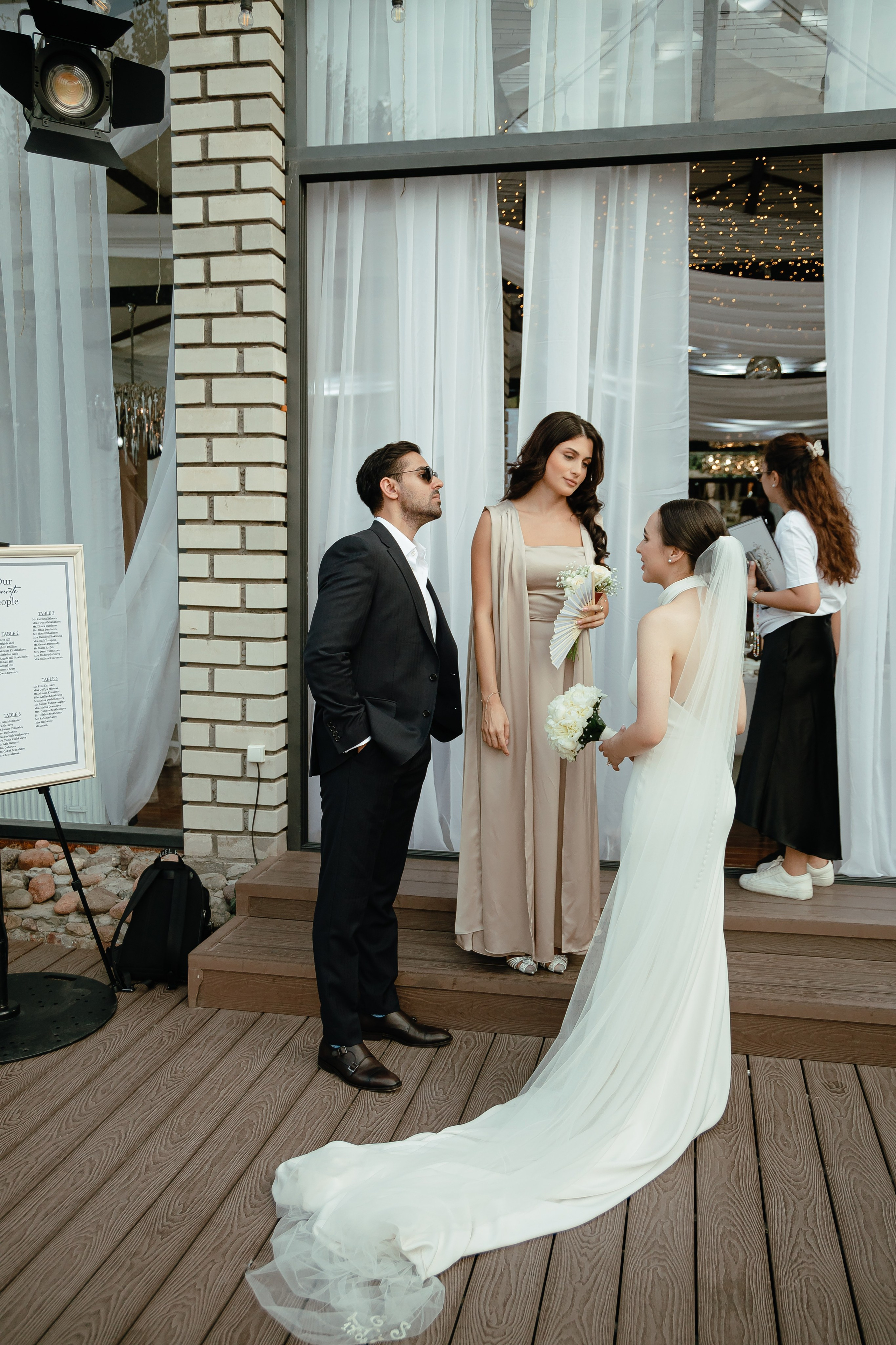 Thomas & Suyumbika. Главная