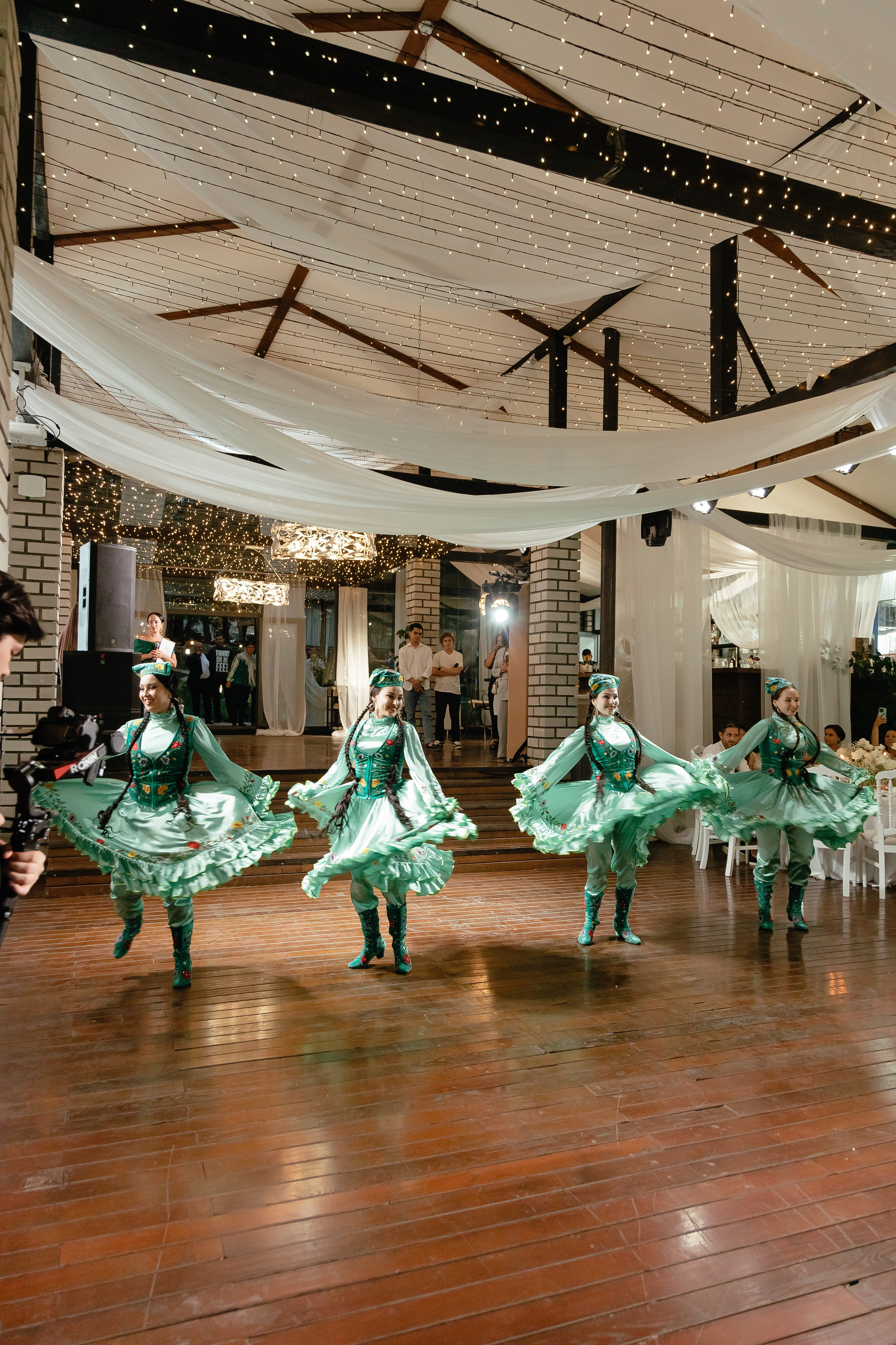 Thomas & Suyumbika. Главная