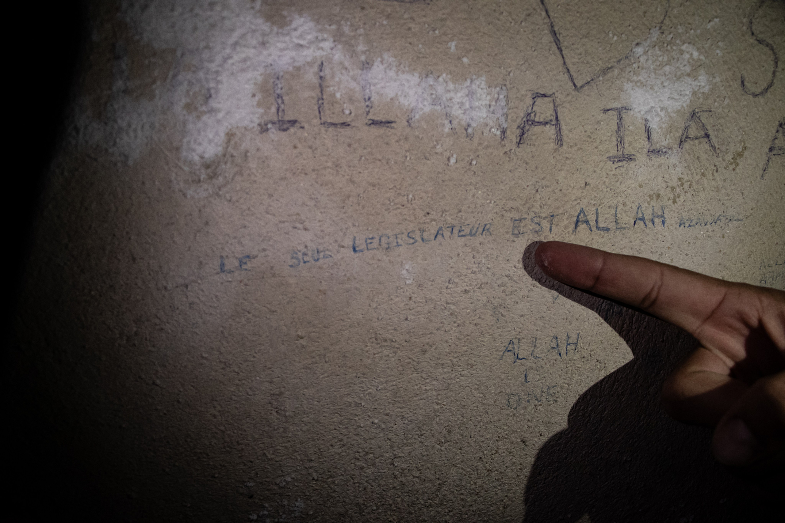 Inscription en français dans le stade noir de Raqqa, ancienne prison de l'Etat Islamique. 