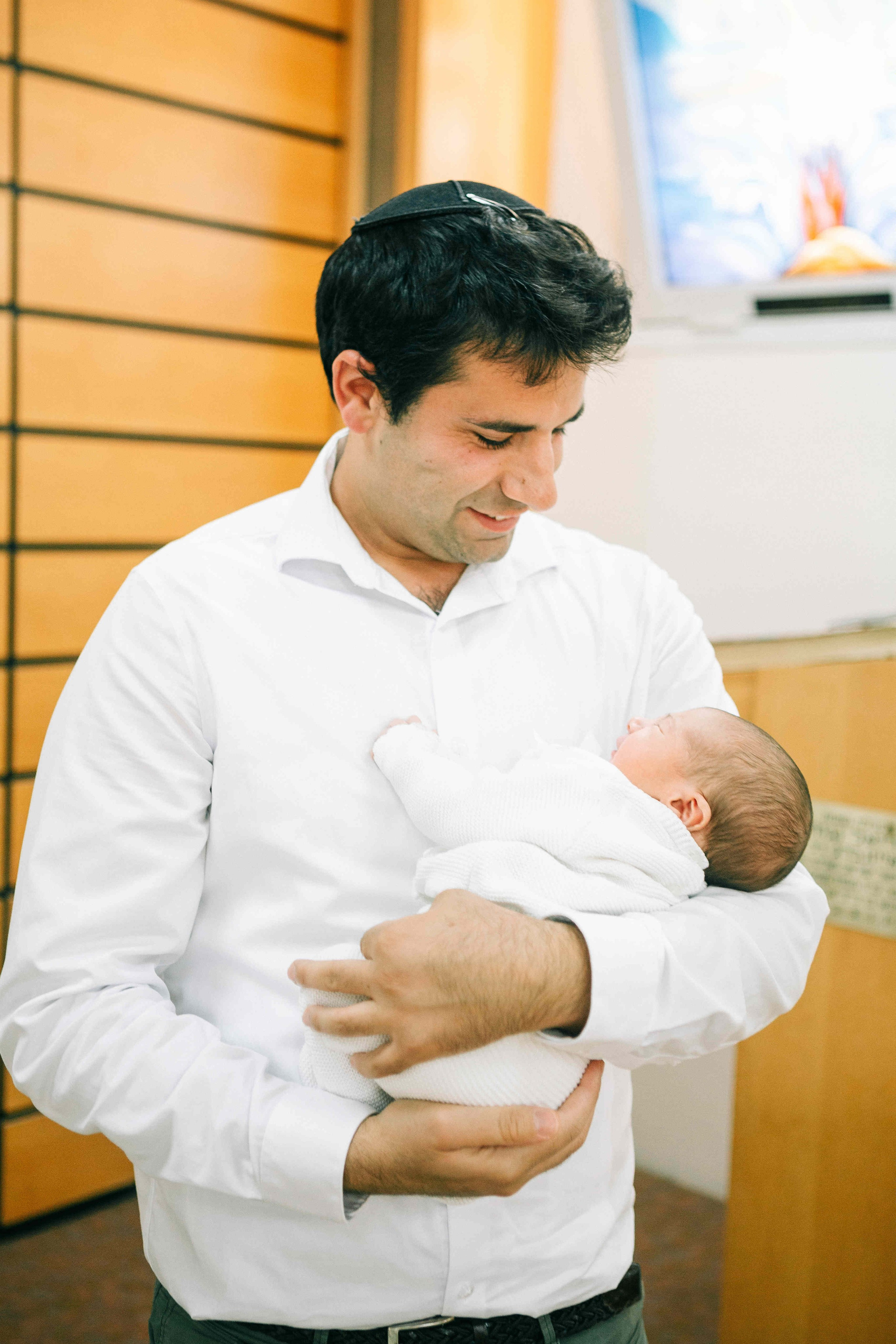BRITH MILA IN THE SMALL SYNAGOGUE. PHOTOGRAPHER IN ISRAEL
