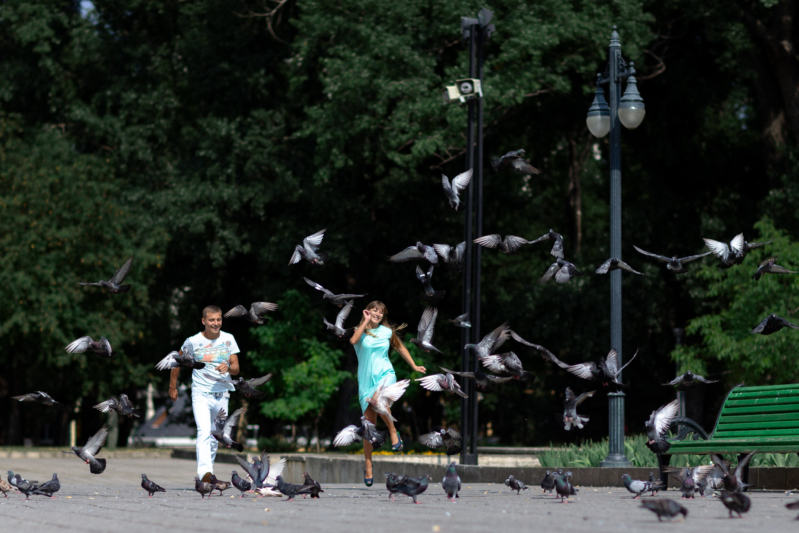 бегущая пара влюбленных прыжок голуби  волосы эмоции счастье радость очень красивые фотки