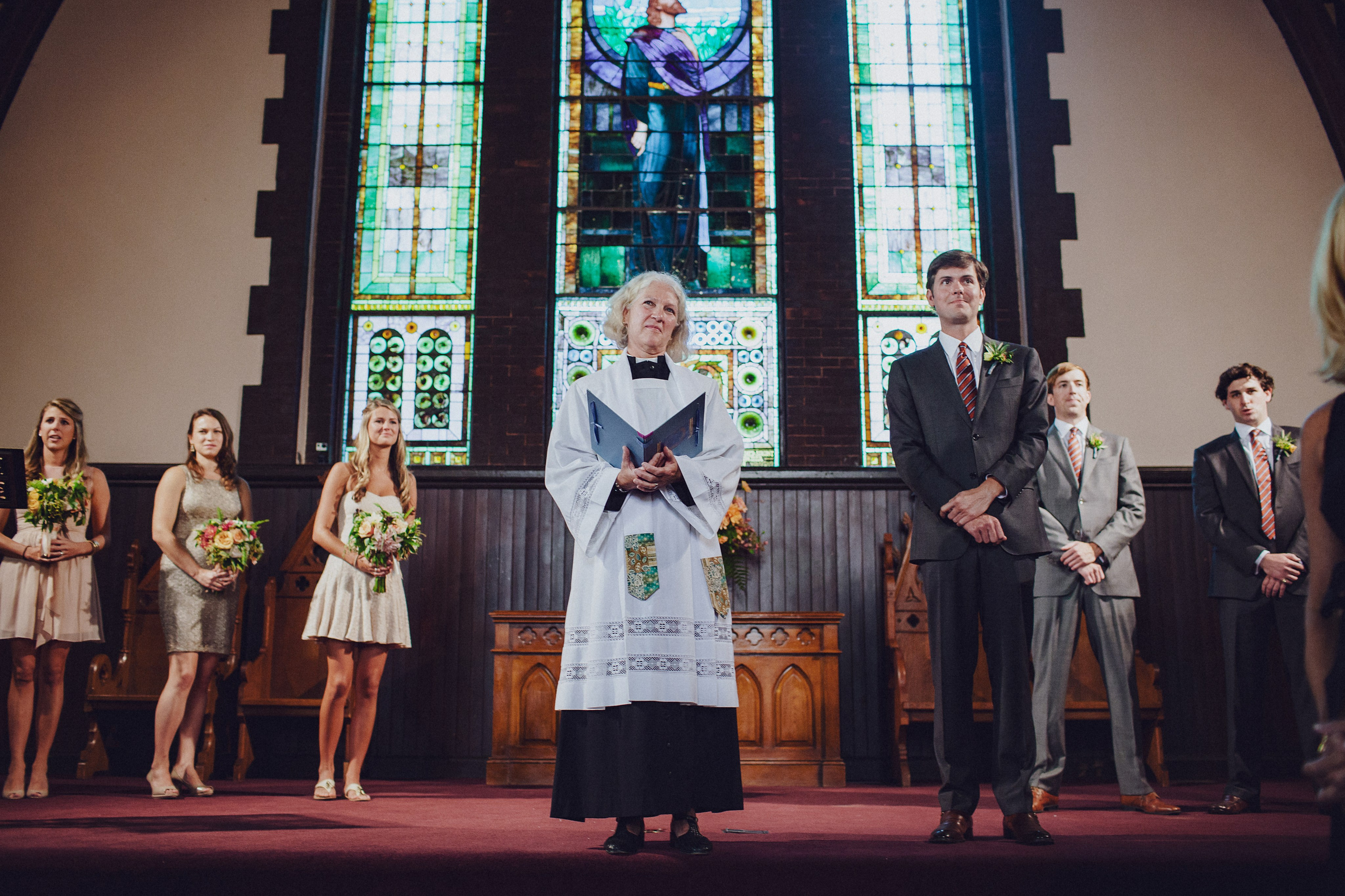 Фотограф в Ирландии Дублин свадьба жених церковь гости ждет фотки топ свадебных фотографов