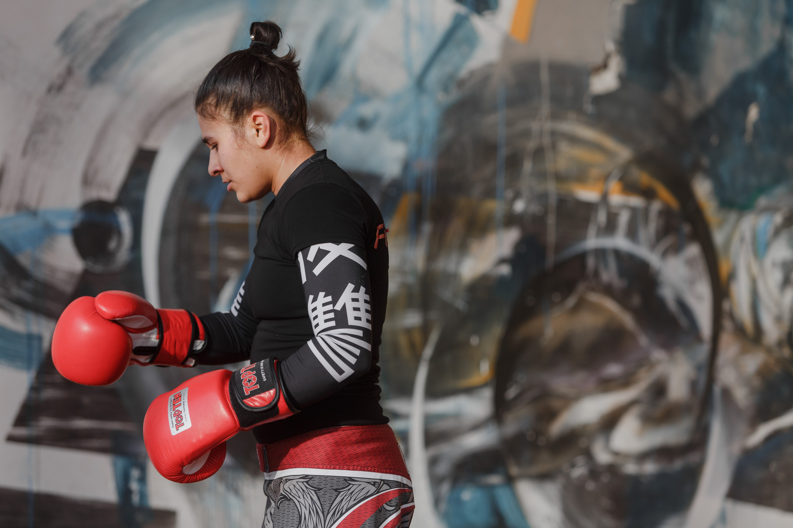 atleta femenina de kickboxing preparándose para entrenar