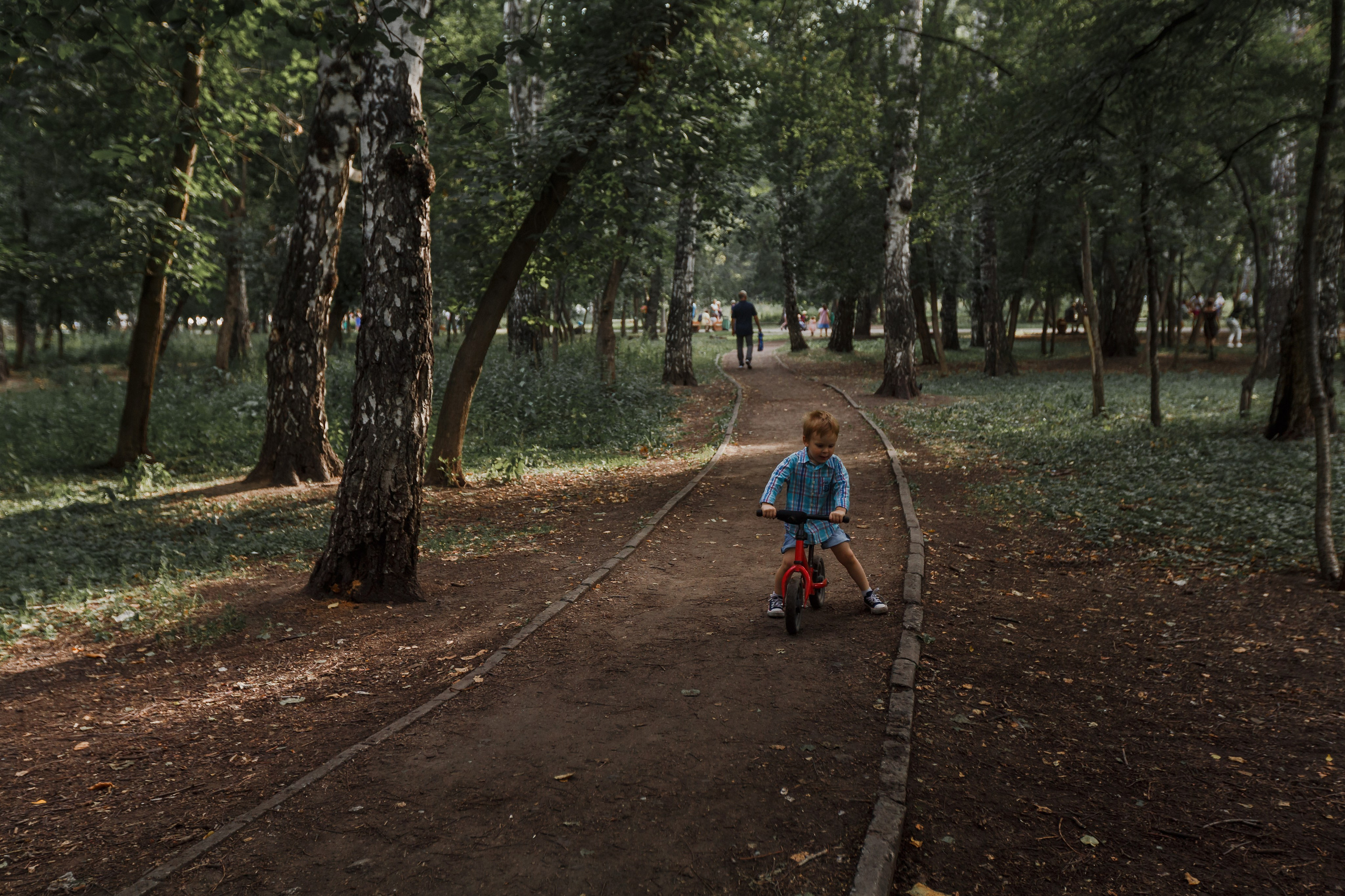 Sesión de fotos con un niño travieso. Fotógrafo de retrato, familia y reportajes en Valencia | España | Europa Vitalii Lumier