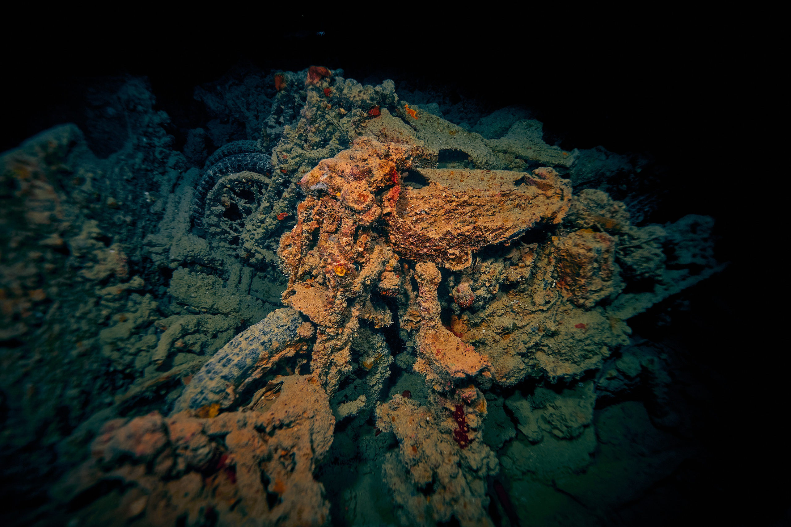 Underwater photographer Andriej Szypilow - photos of the mysterious SS Thistlegorm - sunken ship in the red sea