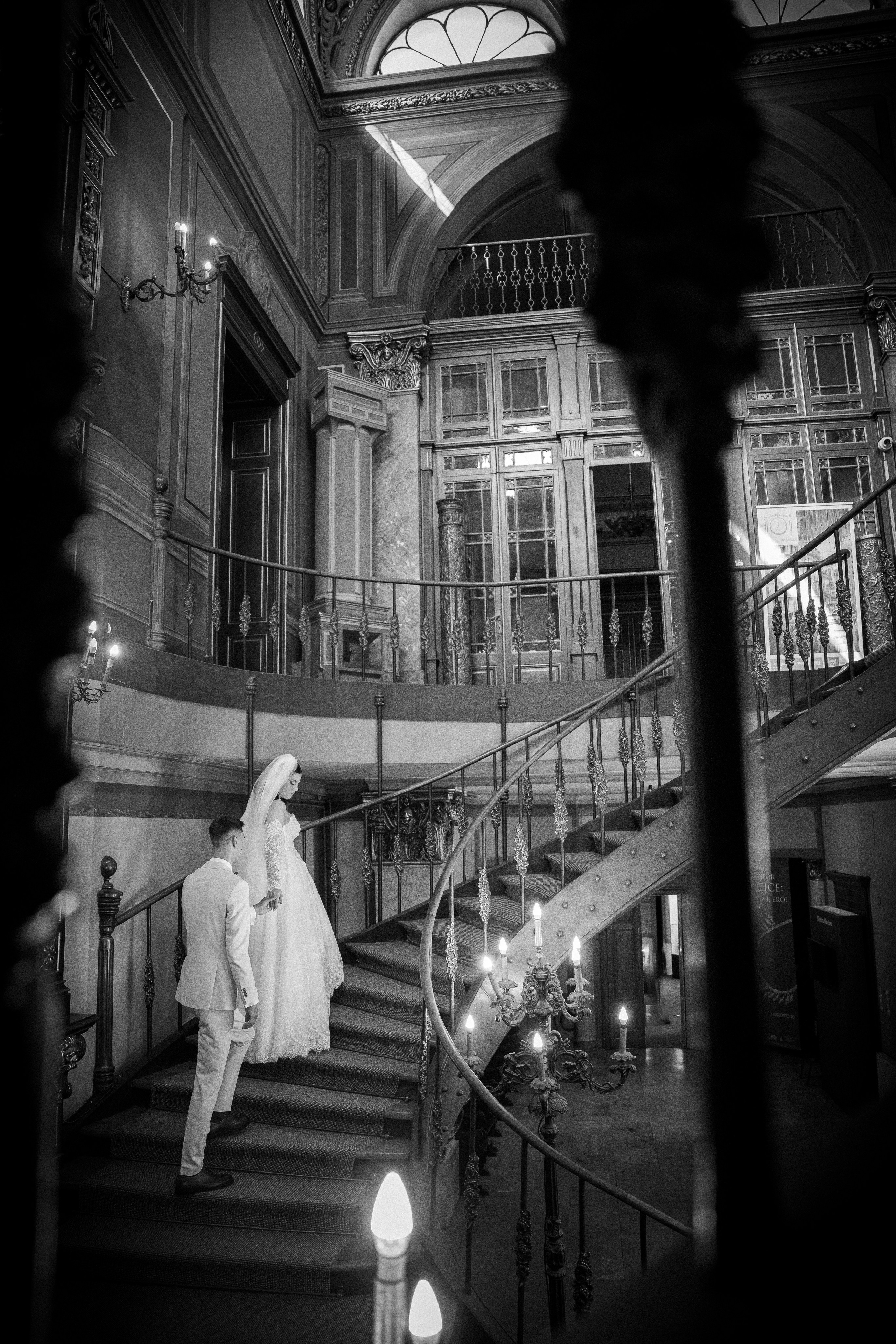Fotografie alb-negru de cuplu la Palatul Suțu București