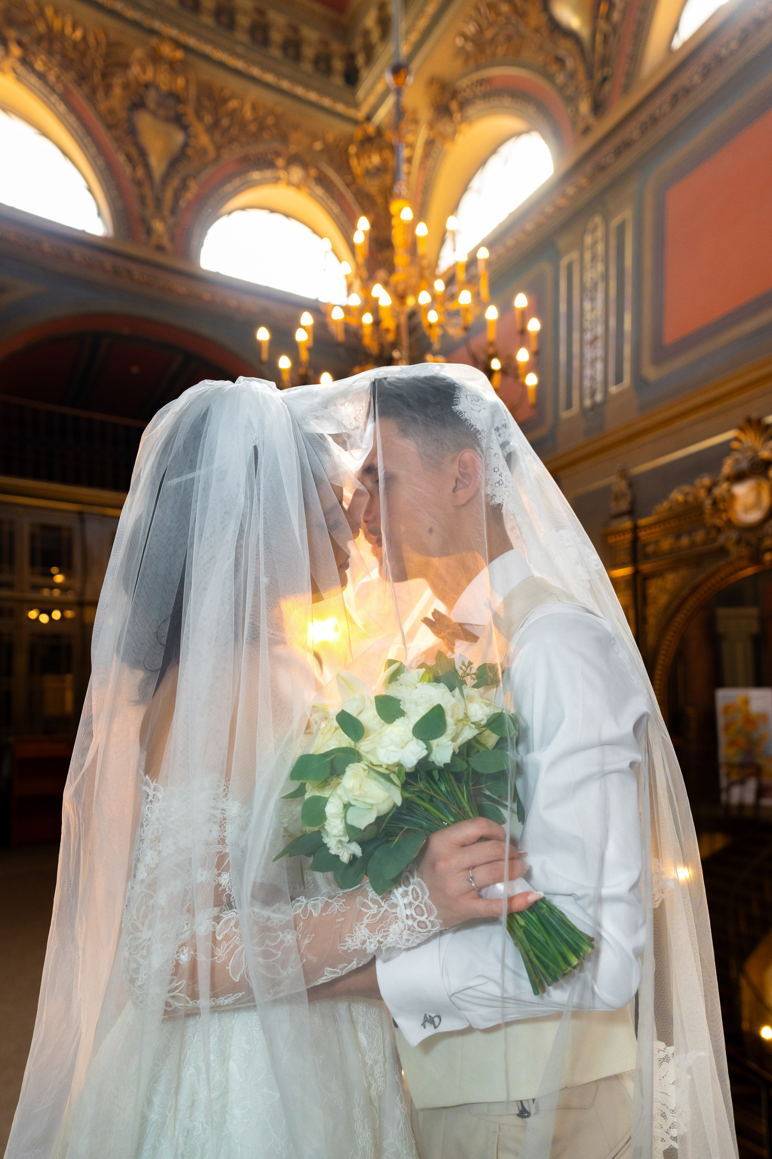 Diana și Alexandru într-un cadru elegant la Palatul Suțu