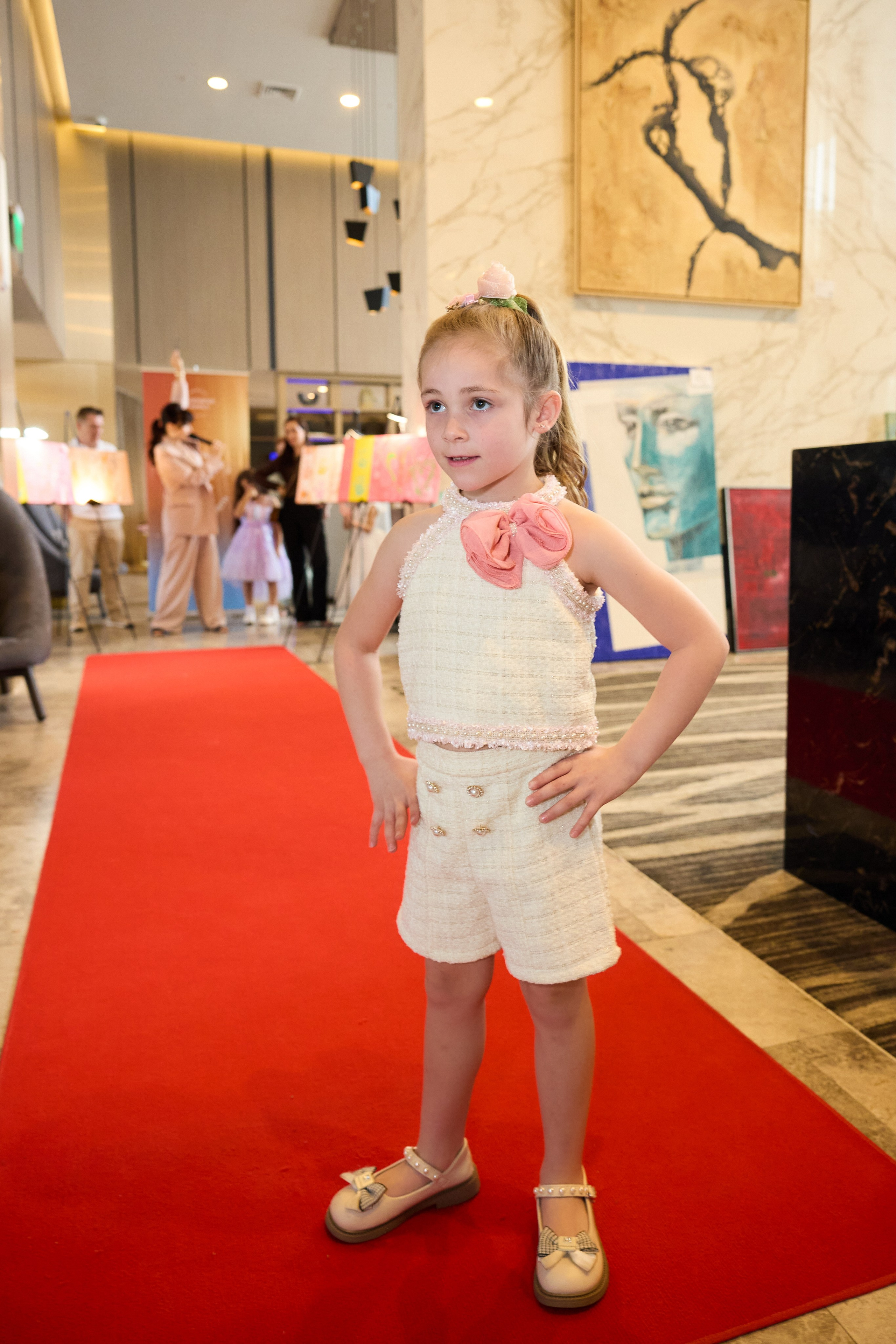 Авторская благотворительная художественная выставка Дианы Бортник. Фотограф Юлия Маковеева