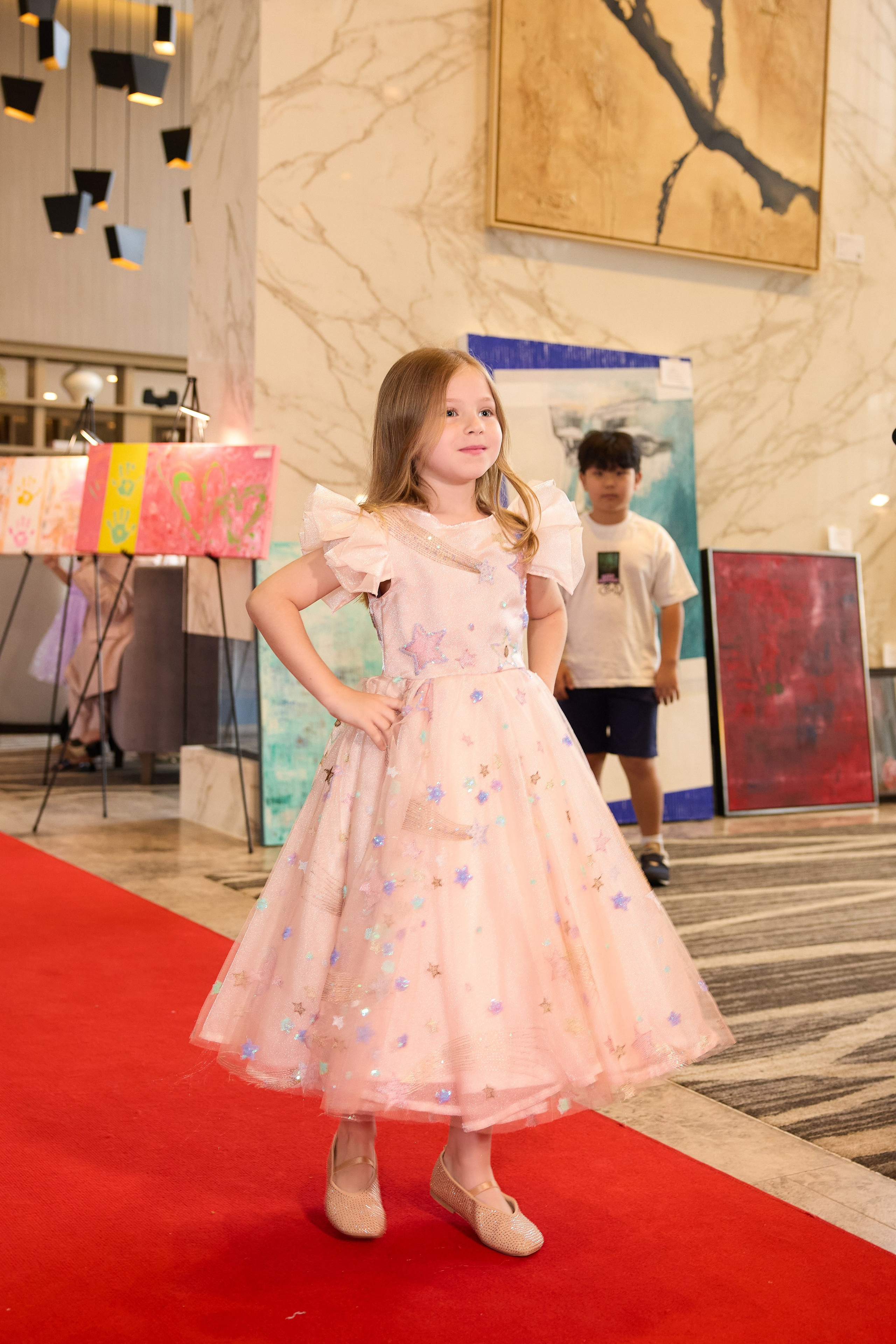 Авторская благотворительная художественная выставка Дианы Бортник. Фотограф Юлия Маковеева