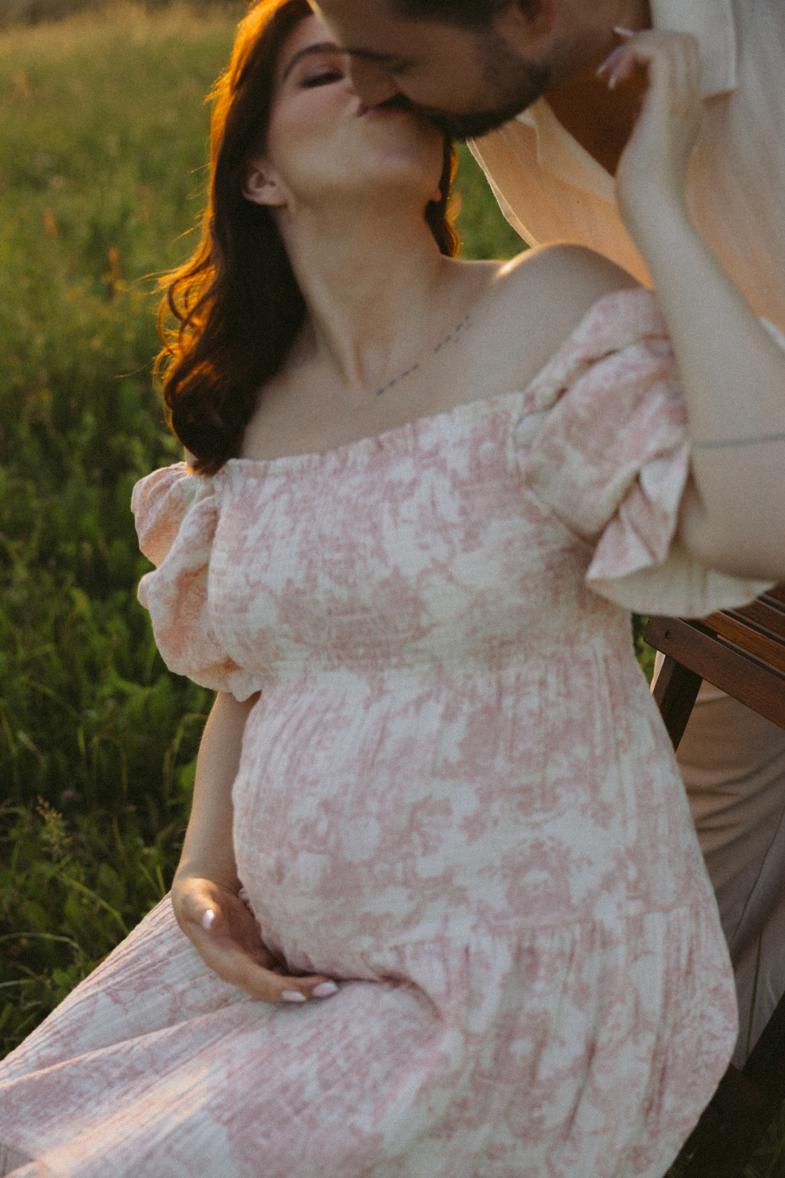 Lera & Maksim | laukimo fotosesija pievoje saulei besileidžiant. Vestuvių ir šeimų fotografė Lena Bondarenko / belove photo