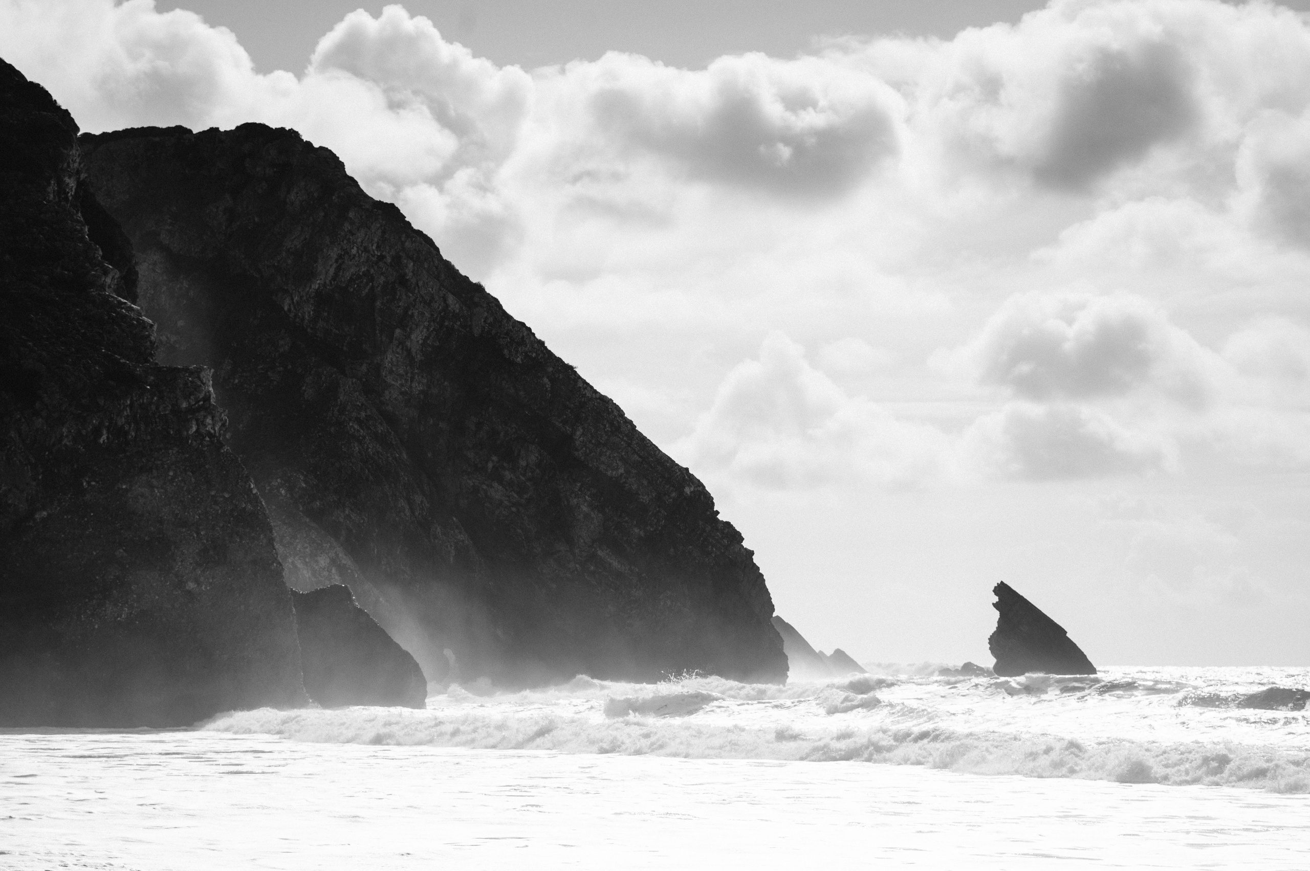 Ședință foto de nuntă pe plaja Adraga – emoție la malul oceanului Atlantic. Valentin Melen - fotograf de nunta 🤍