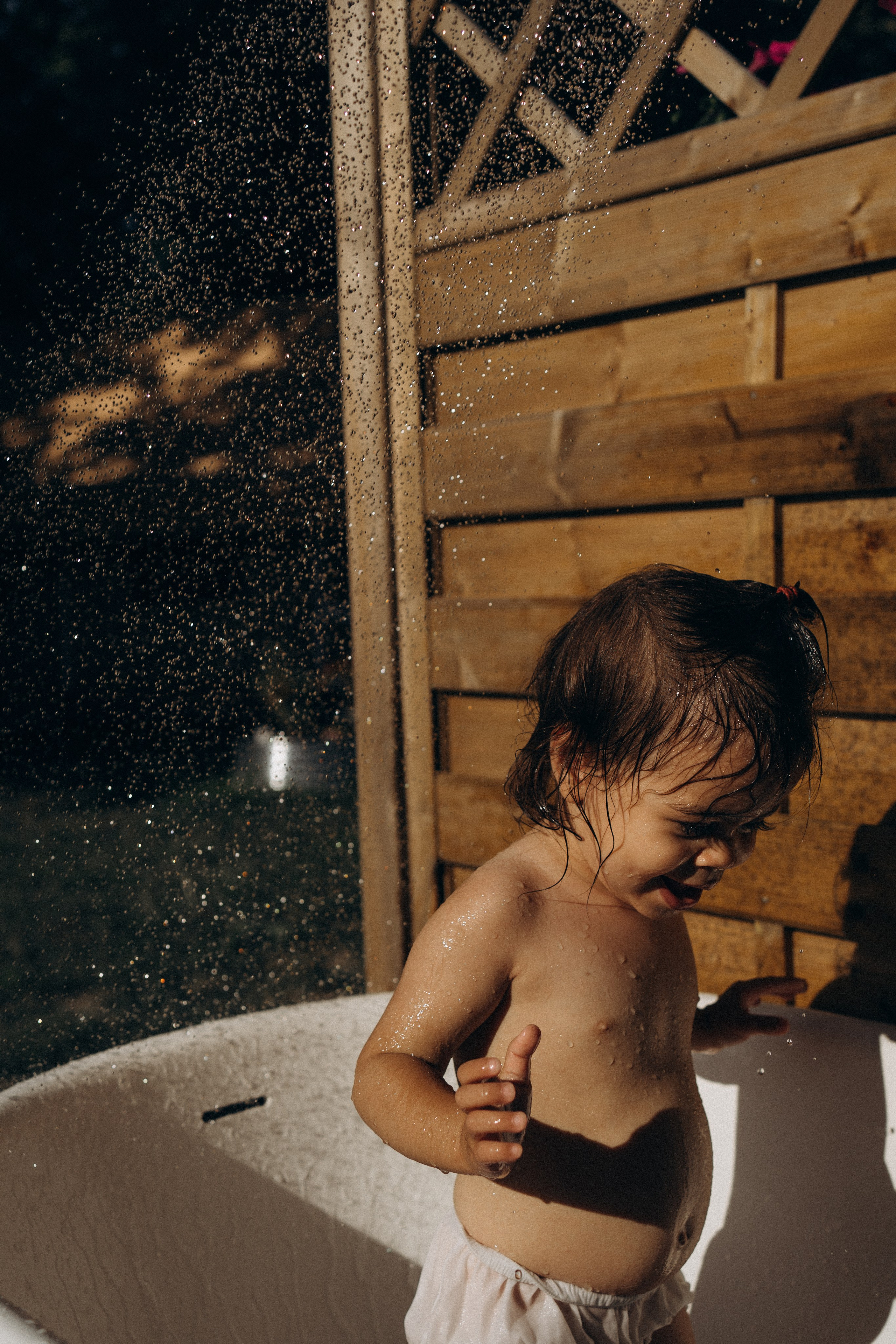 Spakly splashes. Family photographer in Helsinki, Victoria Guadagno