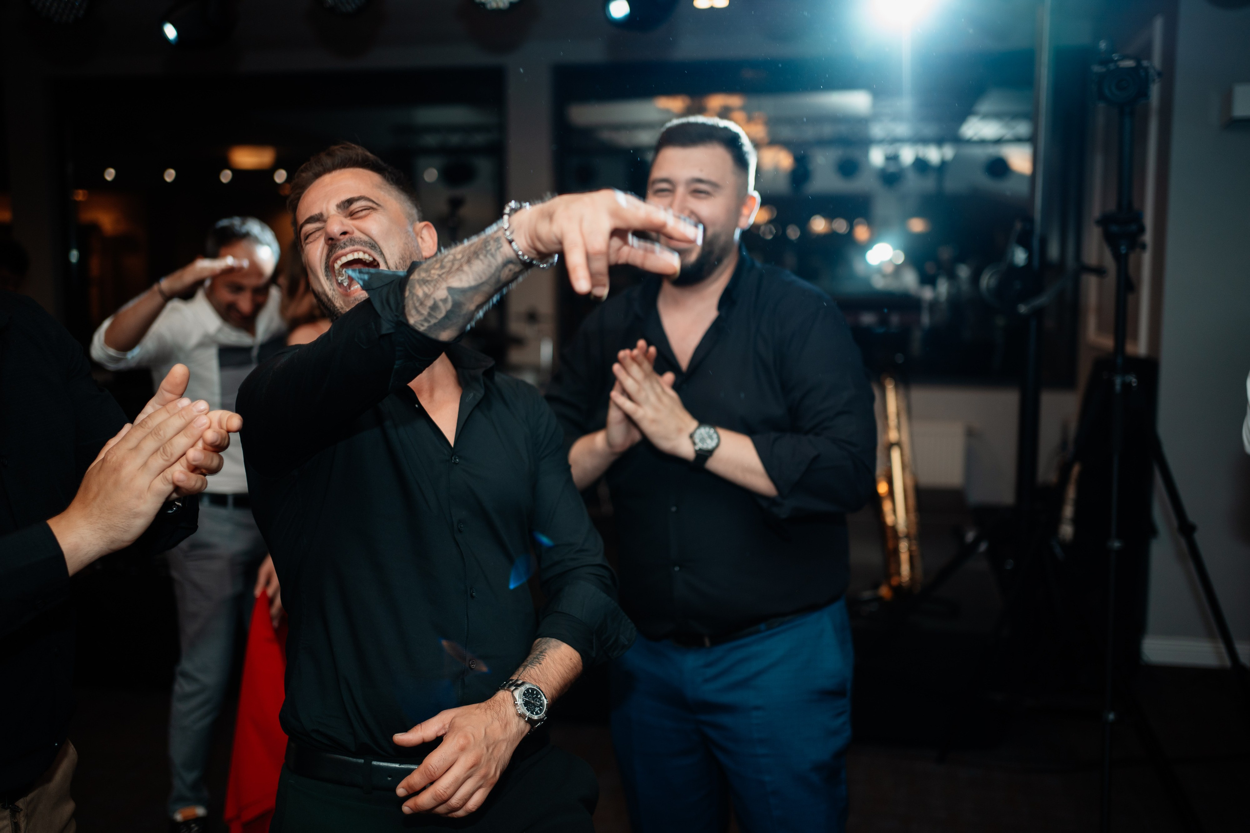 Moment emoționant între miri în ziua nunții, surprins într-un cadru natural și romantic, la Bokka Buftea. Fotografie de nuntă profesională, editată artistic pentru a evidenția emoția și eleganța evenimentului.