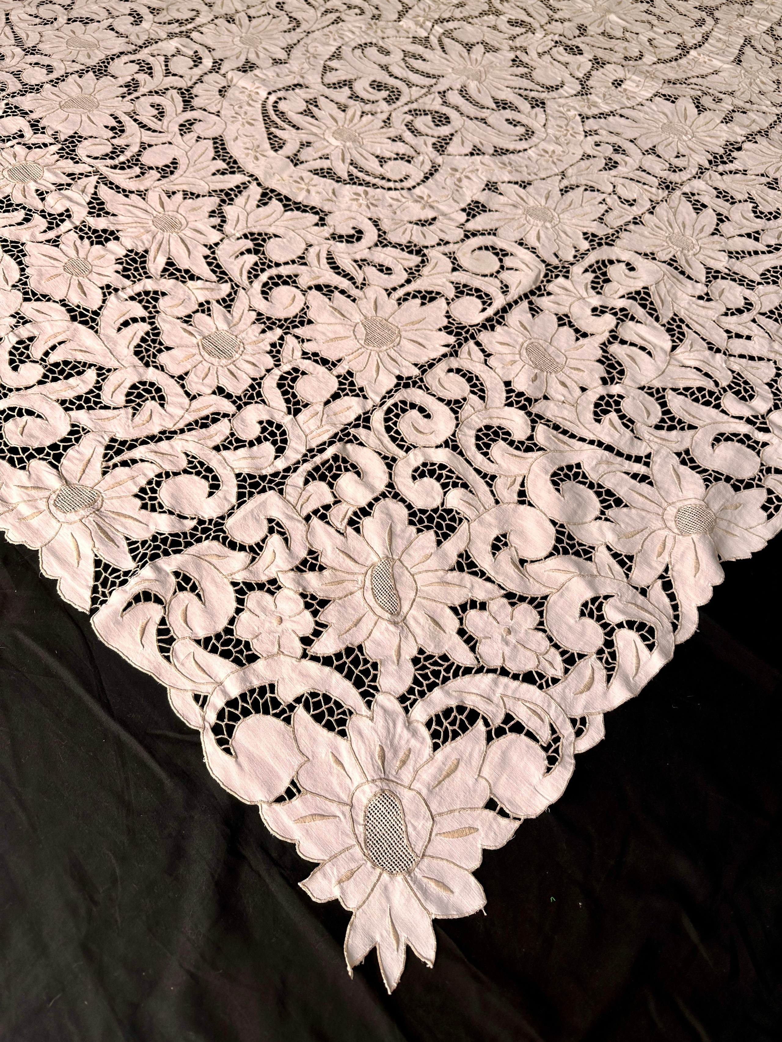 Textil1. Современнные и актикварные украшения в Барселоне, Москве и Санкт-Петербурге