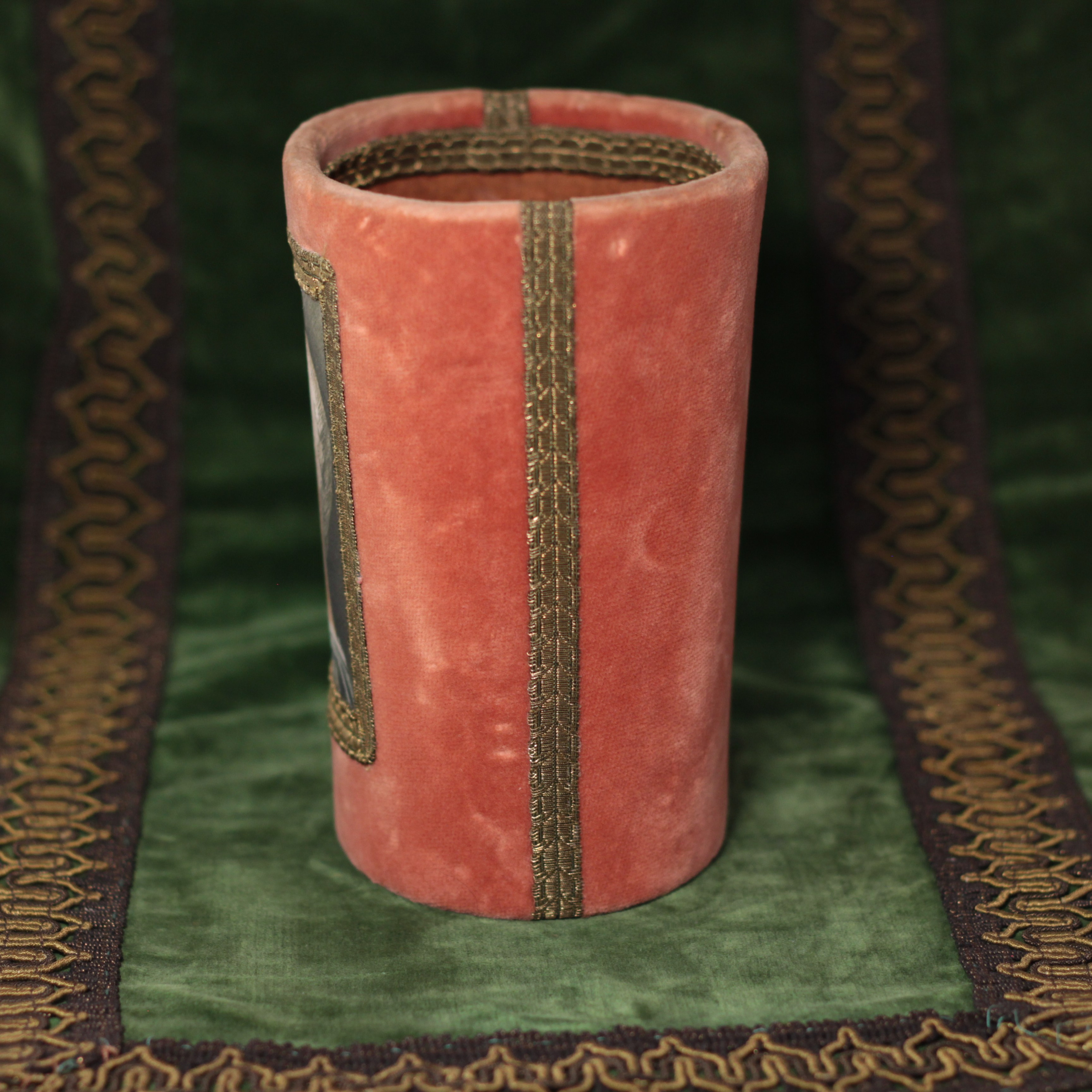 Fan box. Современнные и актикварные украшения в Барселоне, Москве и Санкт-Петербурге