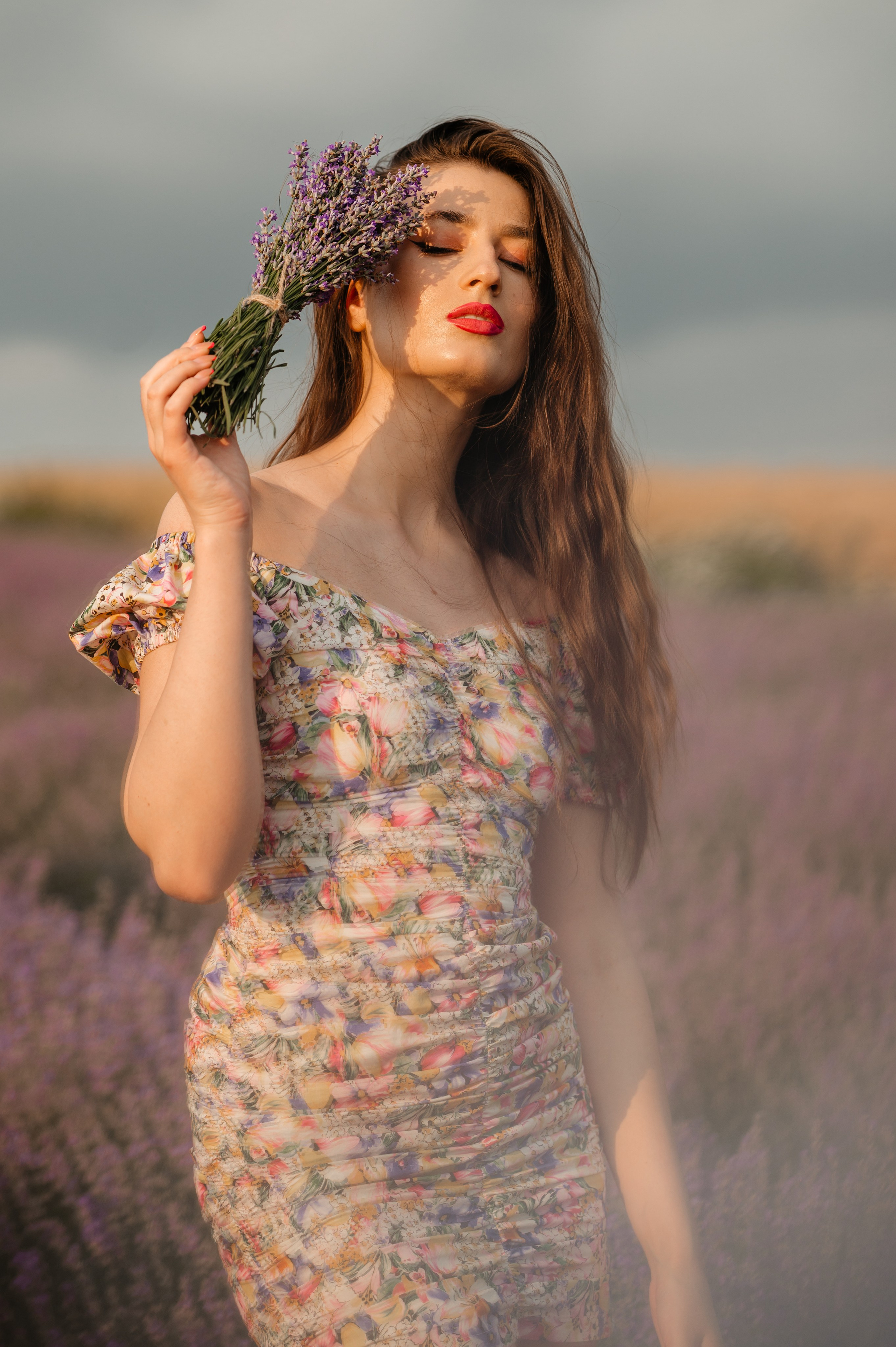 Sedinta foto in lanul de lavanda. Proud Vision Weddings | Wedding Photography & Film — Servicii profesionale Foto Video Nunta Iasi