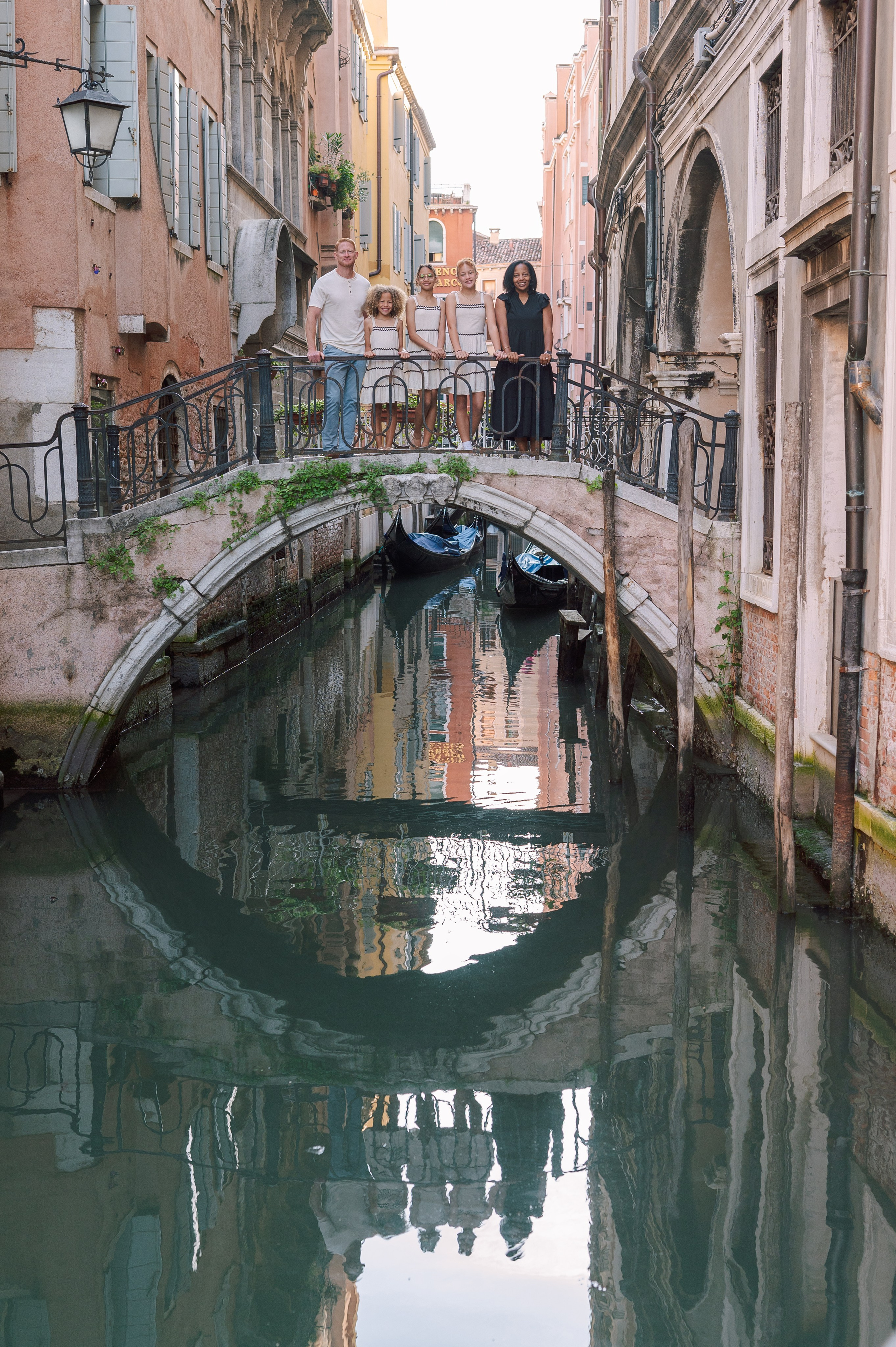 Eliza, Elena, Elliana, Teresa and Brad. Photographer in Venice Anna Terzi