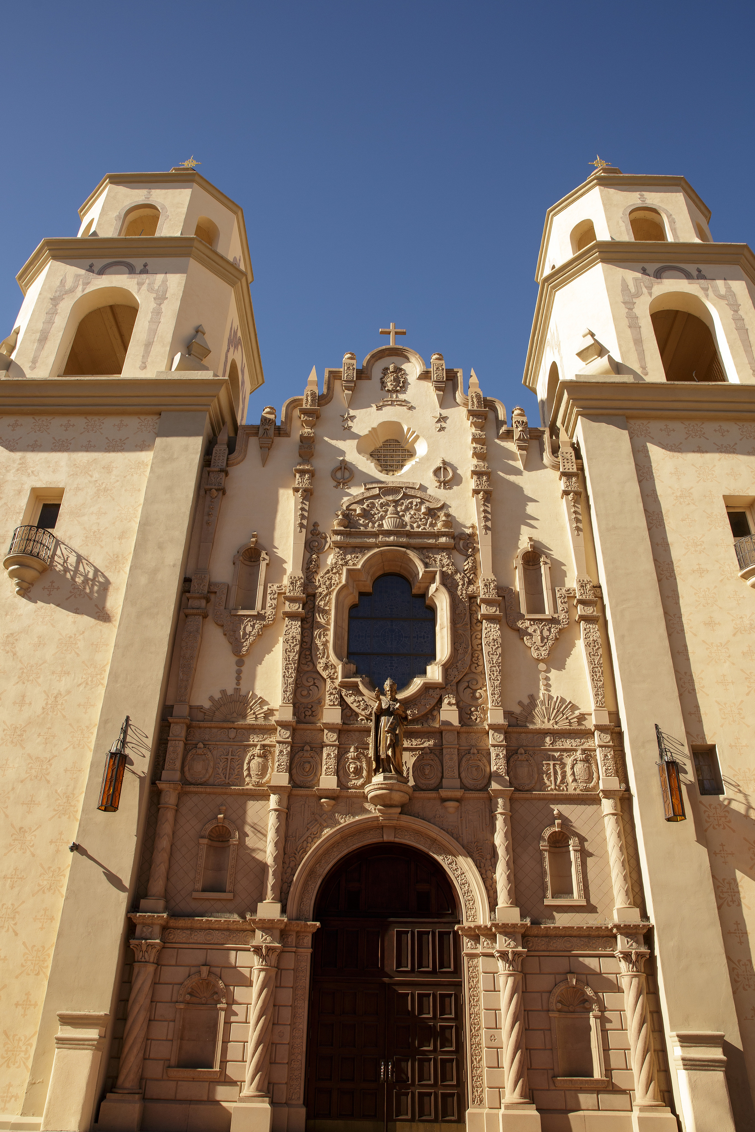 Wedding in St. Augustine Cathedral in Tucson. Anastasia Post: Wedding and Editorial Photography