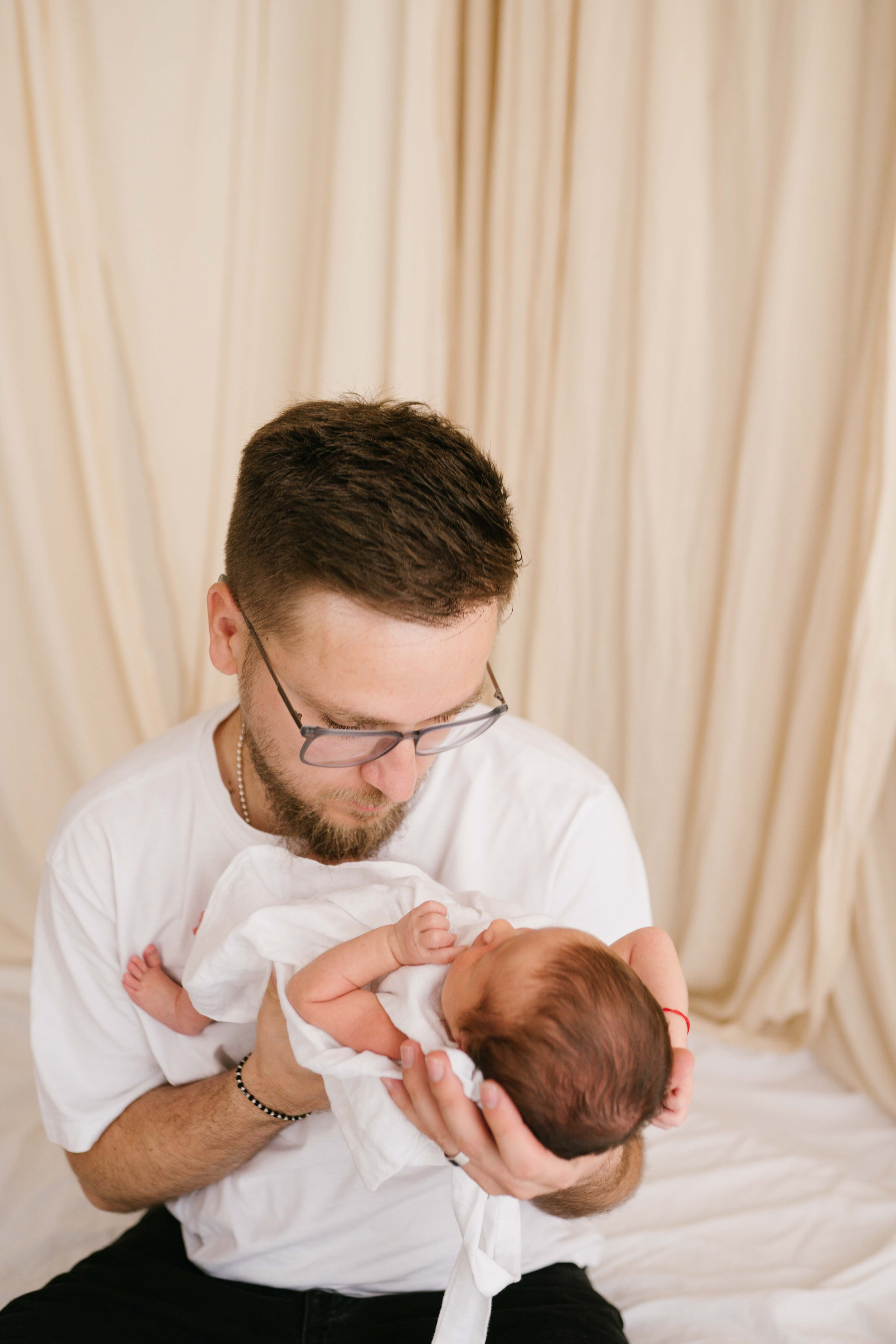 Inspira sesiune foto nou-nascut. Madalina Beda- Artist vizual, fotograf, doula la nastere, consultant babywearing Brasov si in toata tara