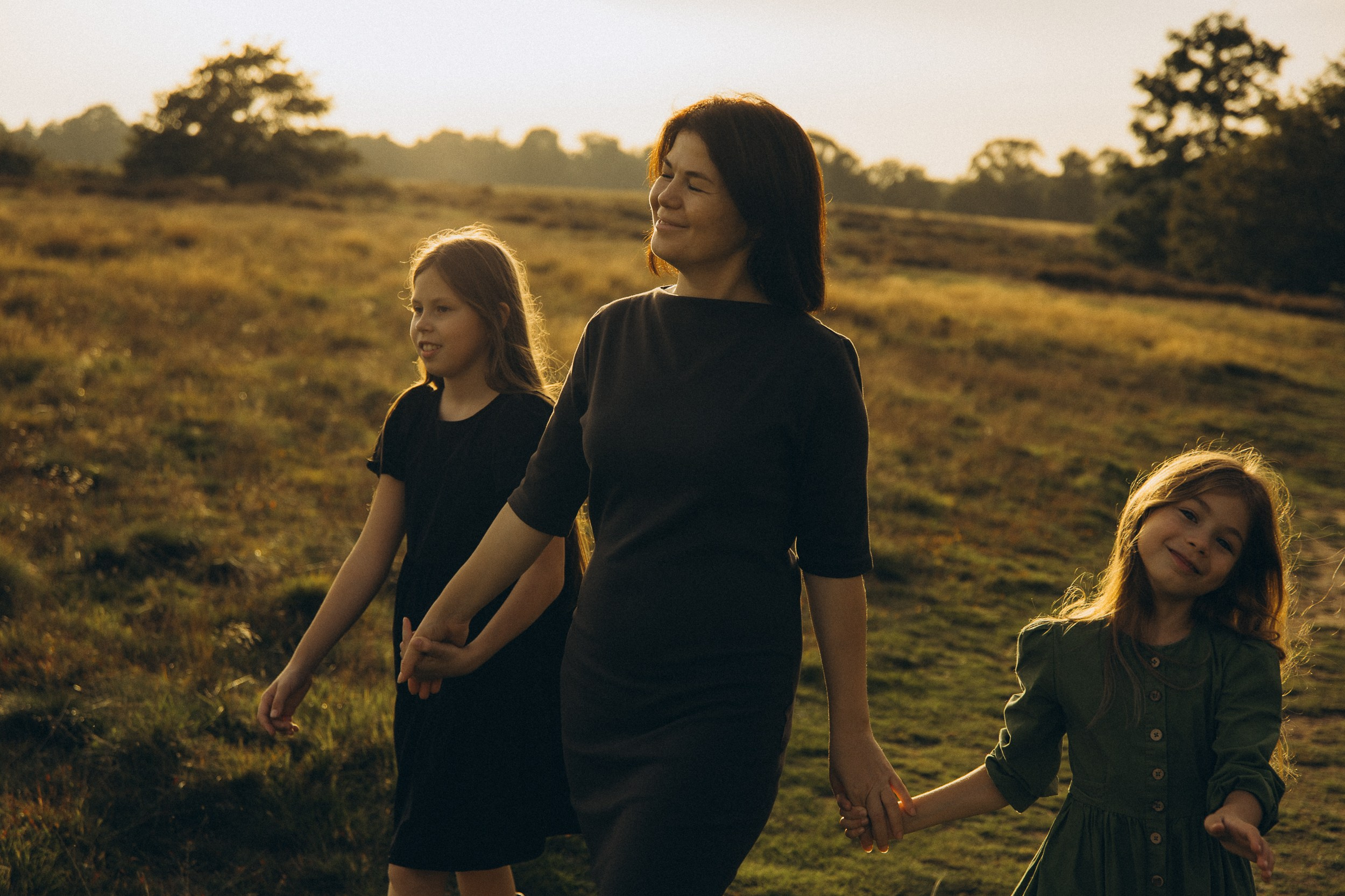 Mama und ihre zwei bezaubernden Töchter in einer familiären Fotosession. Familien & Hochzeitfotografin Nadja Holzmann