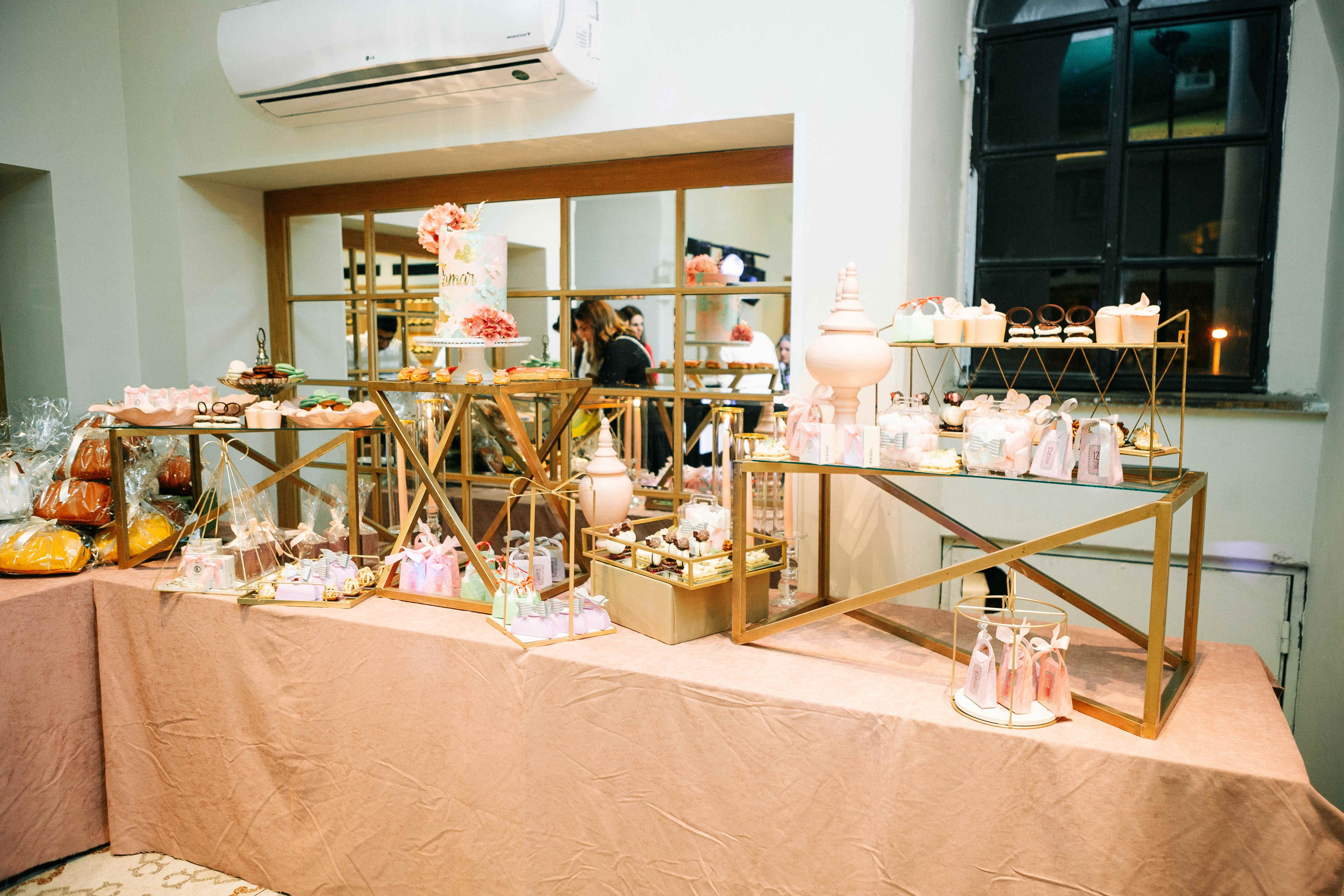 PARTY IN A RESTAURANT WITH THE WHOLE FAMILY. Https://shi-photo.com/