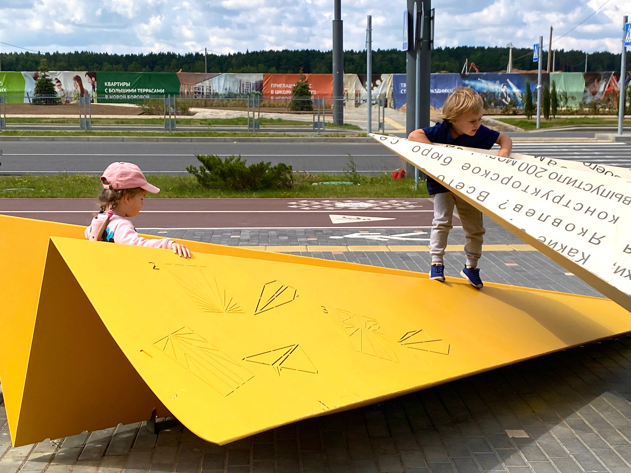 Скульптурная композиция «Самолёты» в Жилом комплексе «НОВАЯ БОРОВАЯ» (В соавторстве Л. Леснякова, П. Войницкий). 2019. Сталь, лазерная резка, сварка. Минск