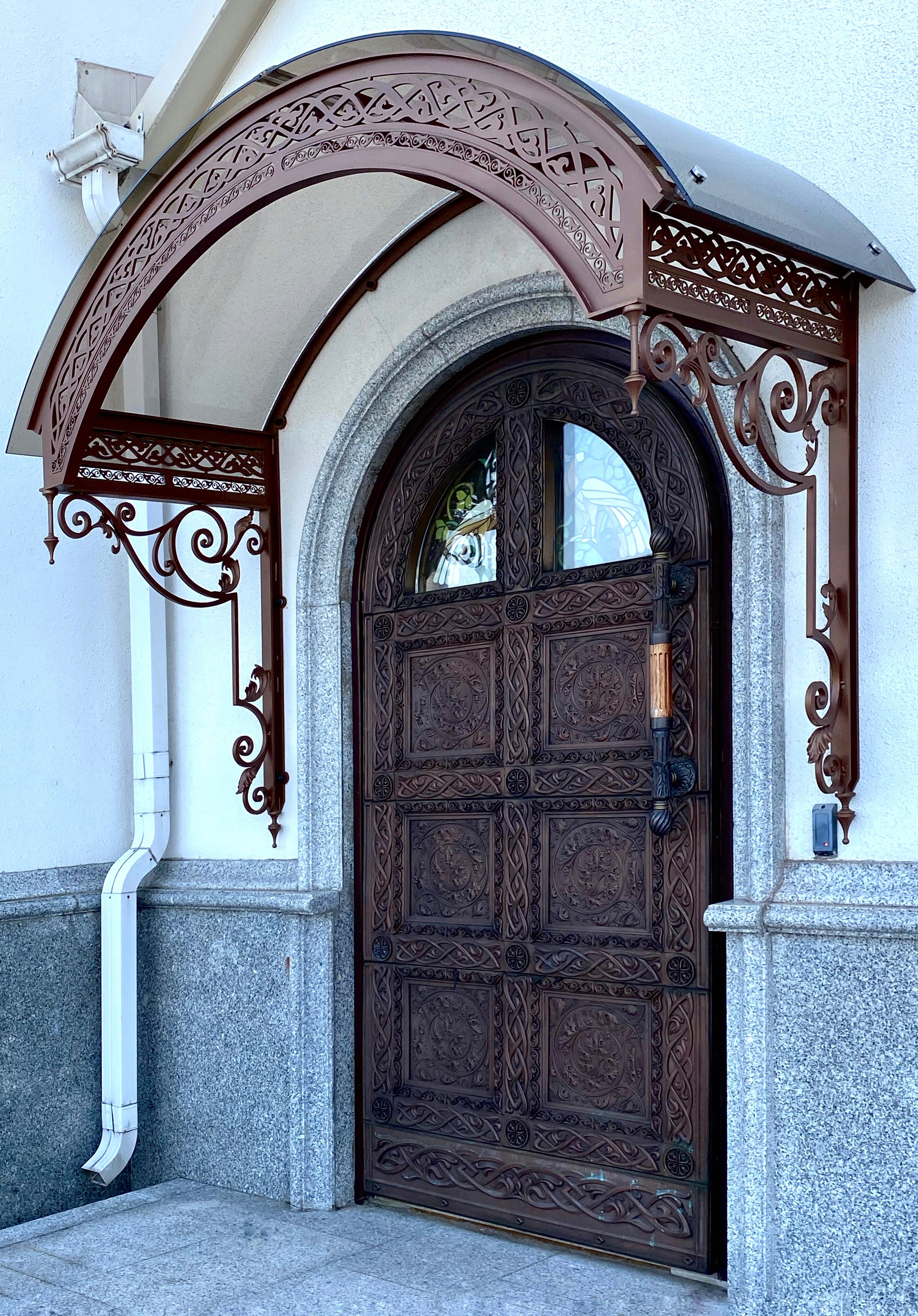 Козырьки Храма-памятника в честь Всех Святых. Скульптор кузнец Мария Тарлецкая